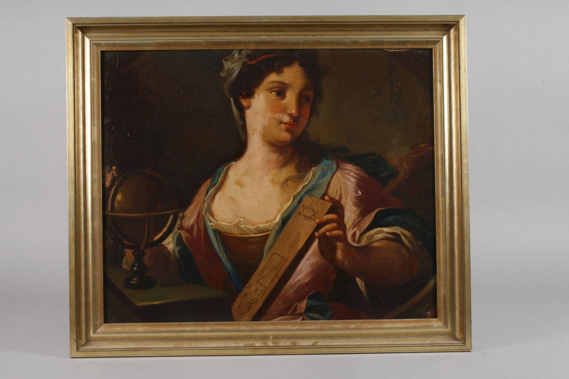 Junge Frau mit HimmelsglobusBrustbildnis einer freizügig in barocker Mode gekleideten Dame, in der - Bild 2 aus 5