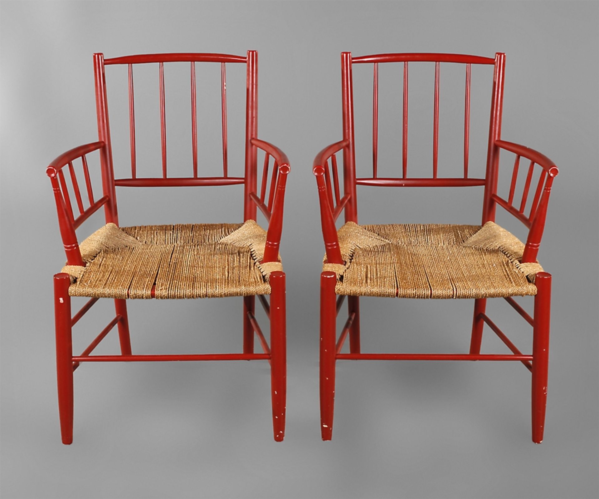 Zwei Armlehnstühle gemarkt Gemla Schweden, 1960er Jahre, aus rot lackiertem Buchenholz, mit