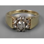 Diamantringum 1930, Weiß- und Gelbgold gestempelt 585, sich leicht verbreiternde Ringschiene,