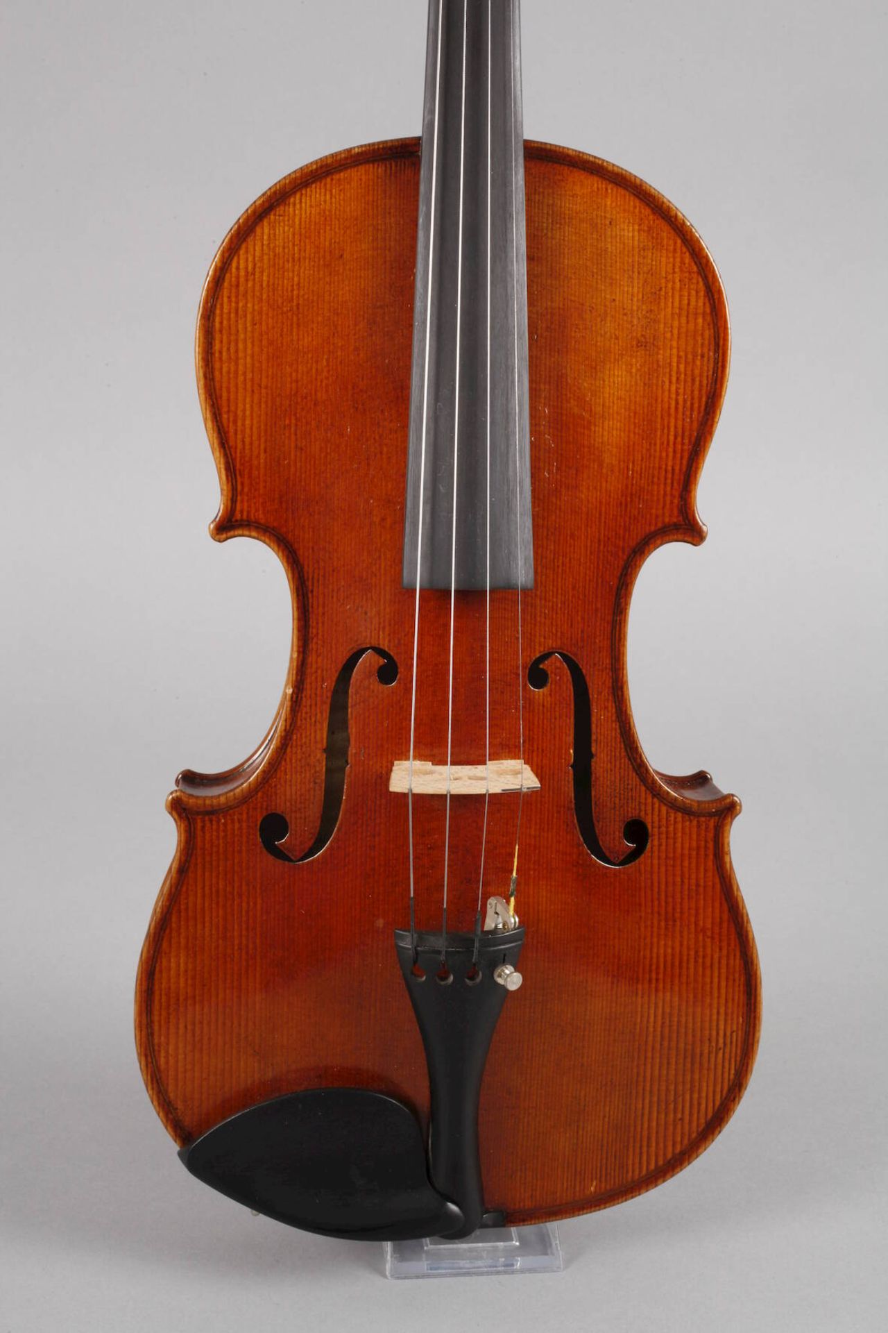 Violine1930er Jahre, ohne Klebezettel, geteilter, gleichmäßig geflammter Boden im gelblichen Lack, - Bild 2 aus 6