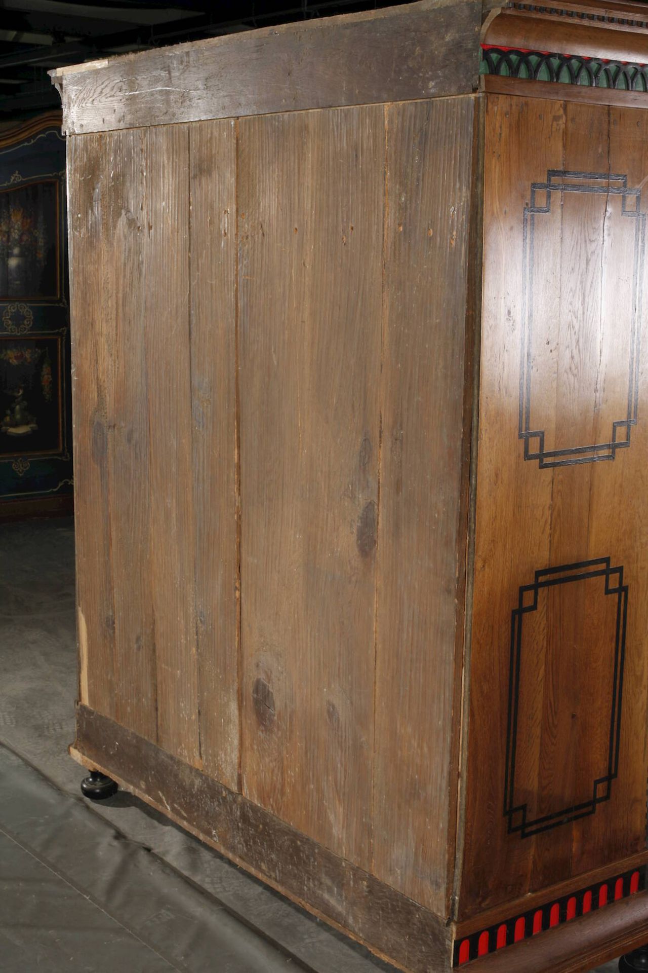 DielenschrankEiche massiv, 1. Hälfte 19. Jh., zerlegbarer zweitüriger Schrank mit ornamentalen - Bild 10 aus 10