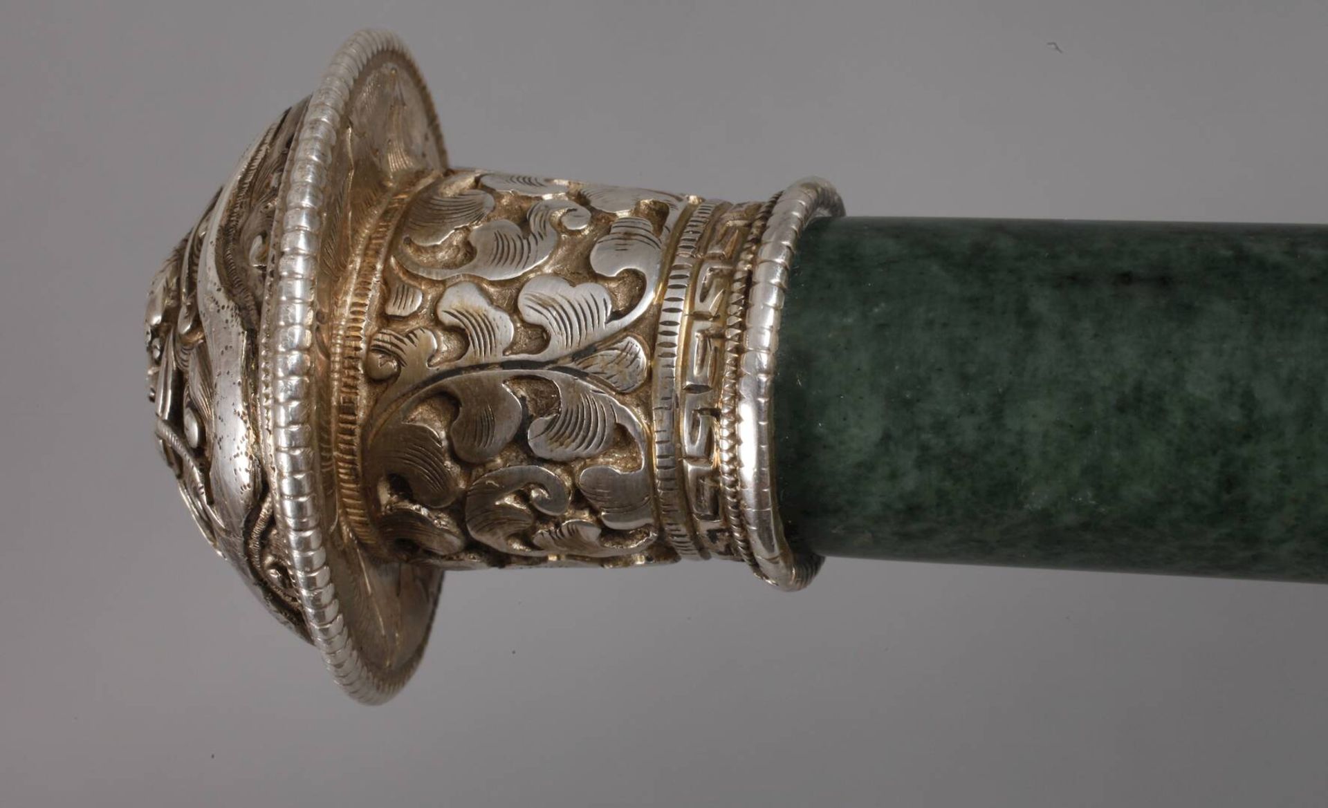 Systemstockum 1900, hohes schraubbares Griffstück aus grüner Jade mit Abschluss aus reliefiertem - Bild 4 aus 8