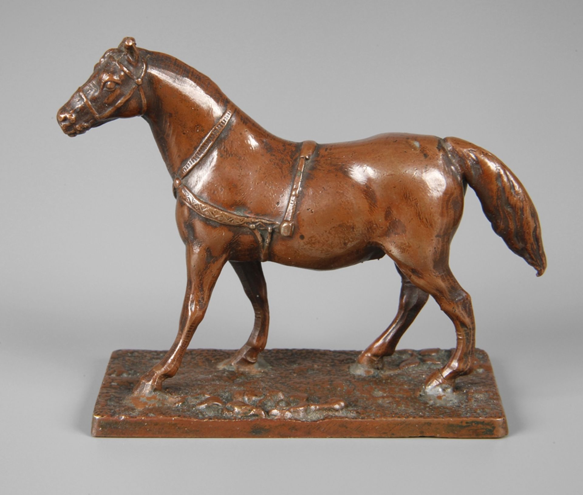 Miniatur ZugpferdEnde 19. Jh., Bronze braun patiniert, stehendes Zugpferd im Geschirr, auf