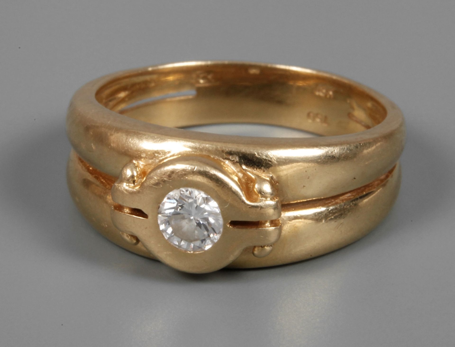 Damenring mit Brillantum 2000, Gelbgold gestempelt 750, sich auf 8 mm leicht verbreiternder Ring,