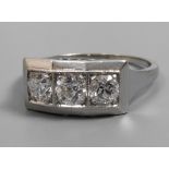 Platinring mit Diamanten1920er Jahre, Platin geprüft, sich leicht verbreiternde Ringschiene, besetzt