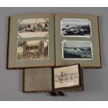 Zwei Alben OstseeAnsichtskartenalbum vor 1945 mit ca. 100 Postkarten, dazu kleines Fotoalbum