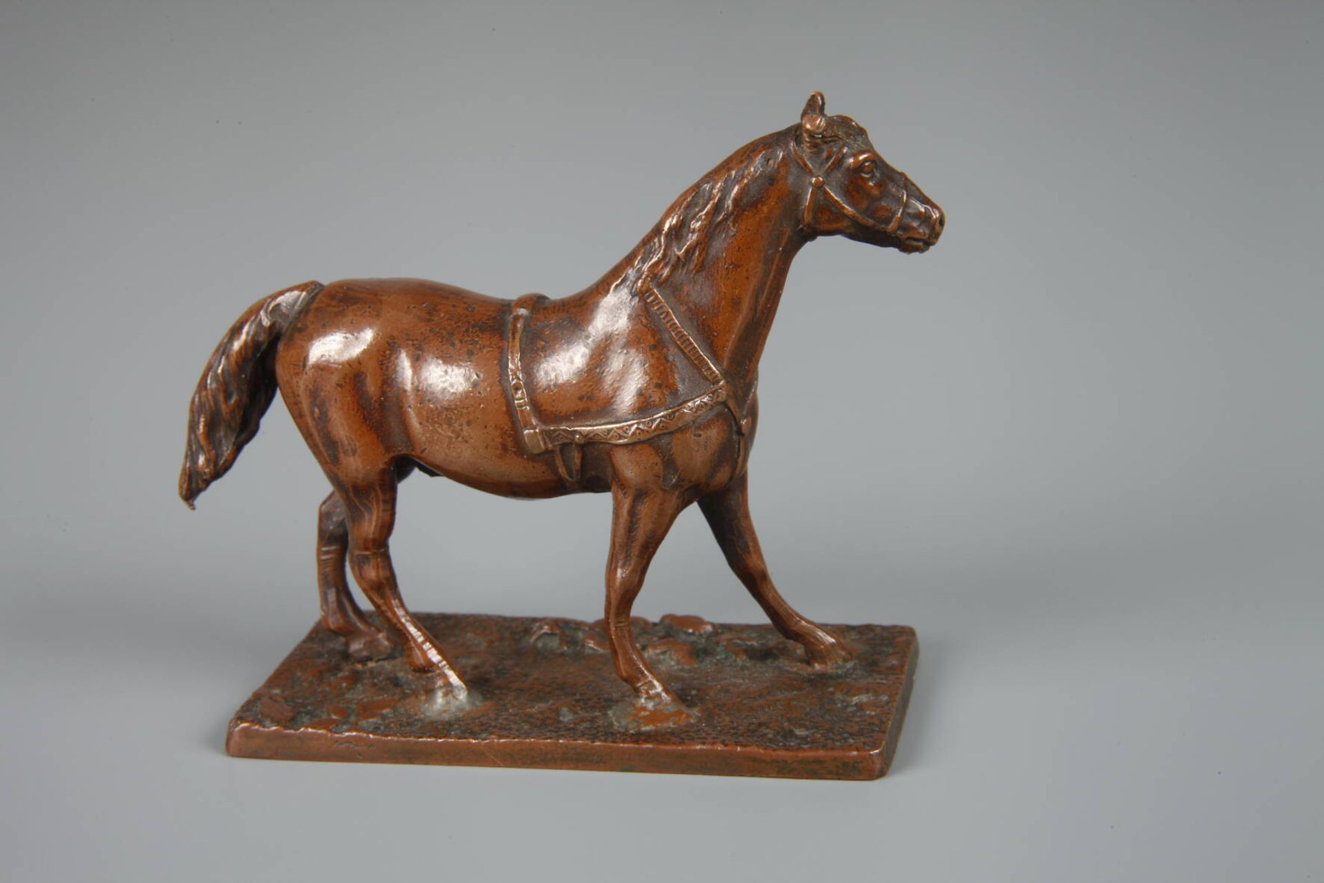 Miniatur ZugpferdEnde 19. Jh., Bronze braun patiniert, stehendes Zugpferd im Geschirr, auf - Bild 3 aus 3