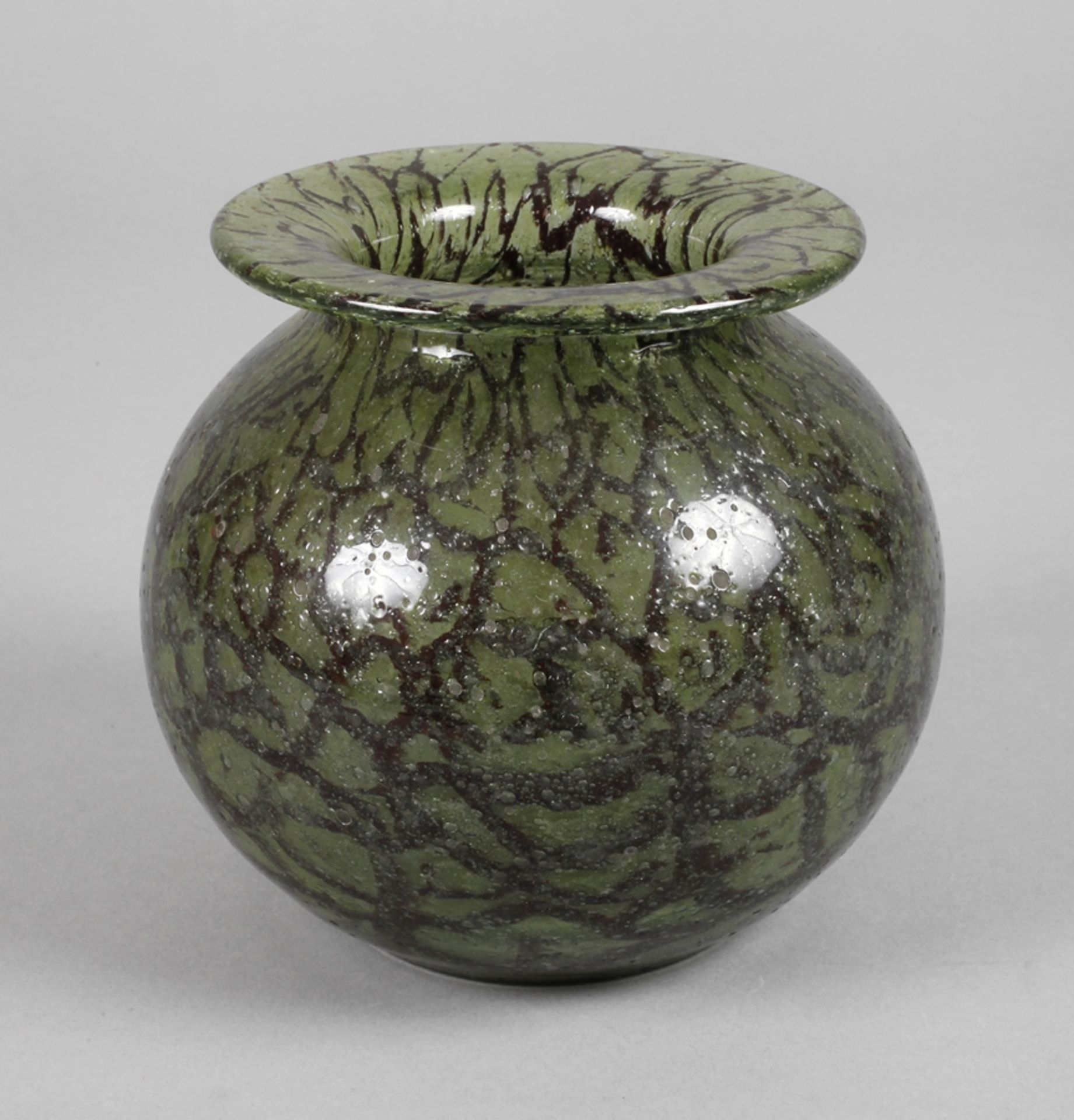 Vase Art décowohl WMF Ikora 1930er Jahre, farbloses blasiges Glas mit grünem Unterfang und rotem