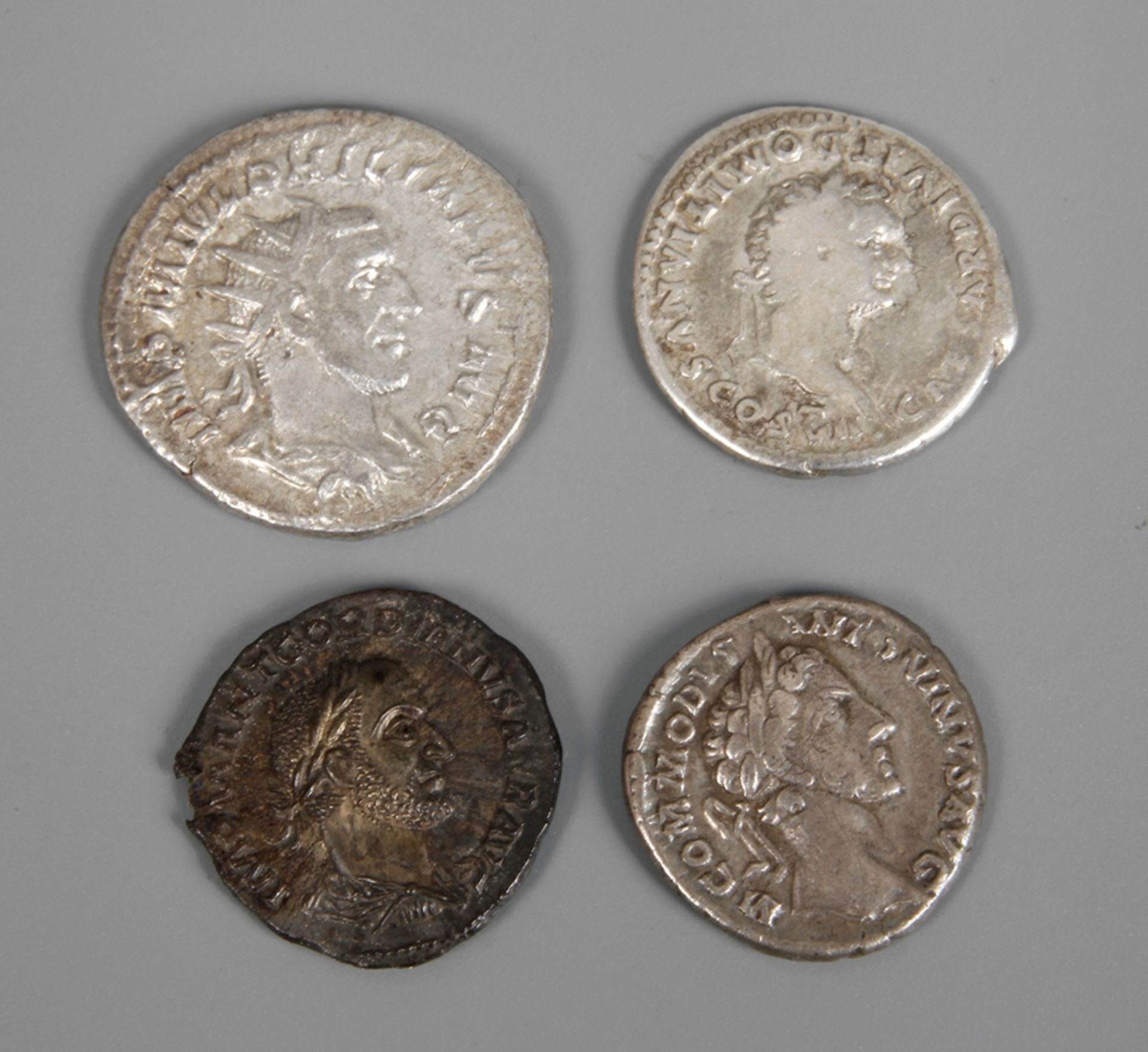 Vier römische MünzenDenar des Domitian/Princeps Iuventutis, ss, G ca. 3,24 g. - Denar des Commodus/