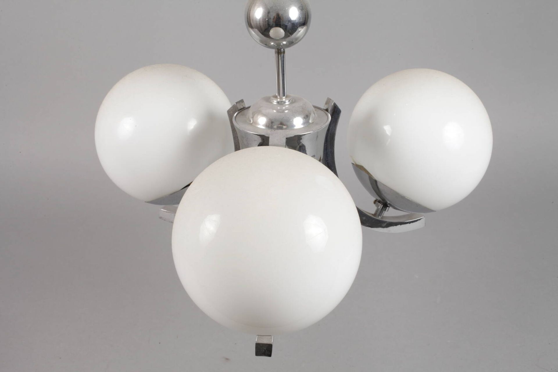 Drei Deckenlampen Art déco1920er Jahre, verchromte Metallgestänge mit jeweils drei kurzen, c- - Bild 2 aus 8