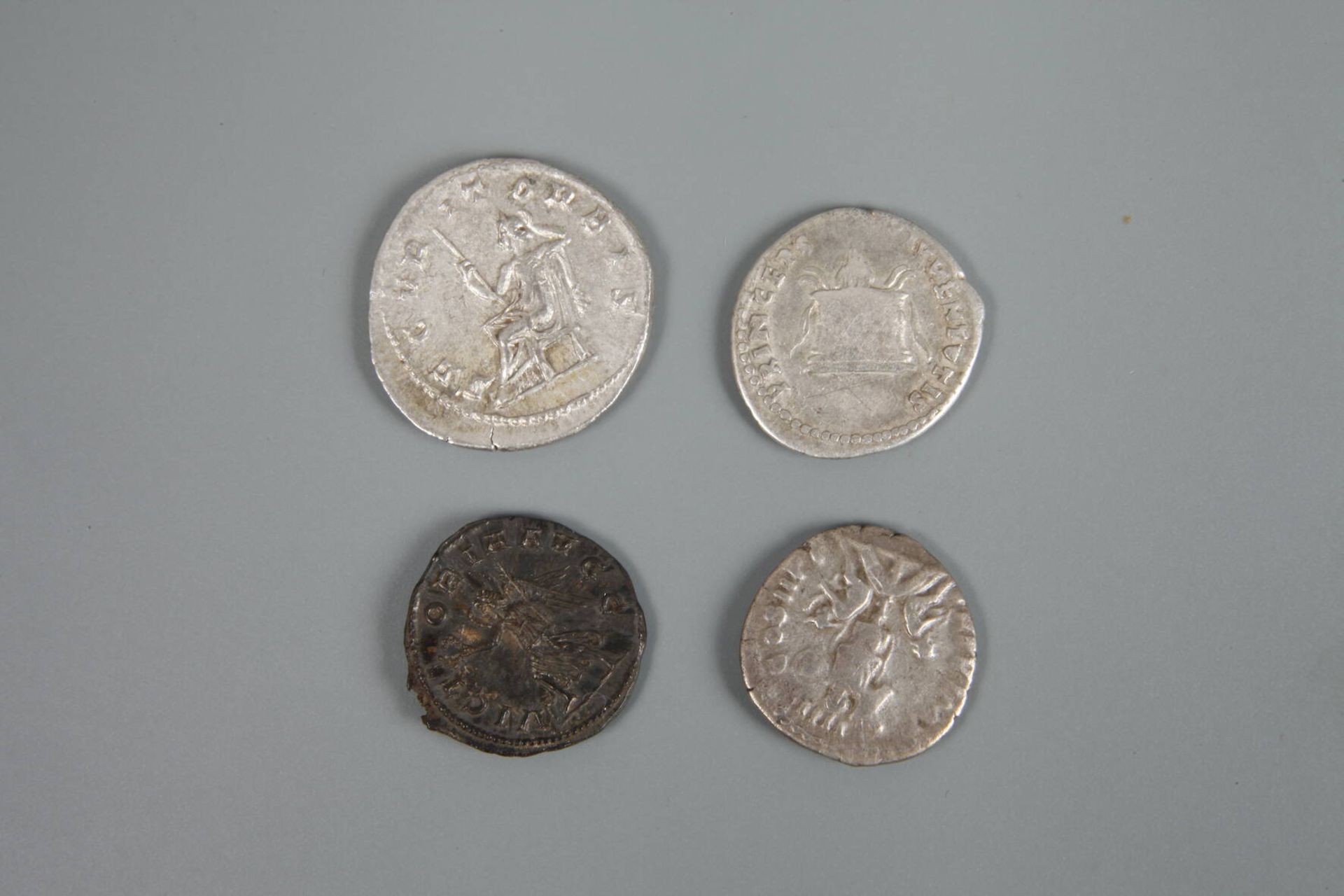 Vier römische MünzenDenar des Domitian/Princeps Iuventutis, ss, G ca. 3,24 g. - Denar des Commodus/ - Bild 3 aus 3