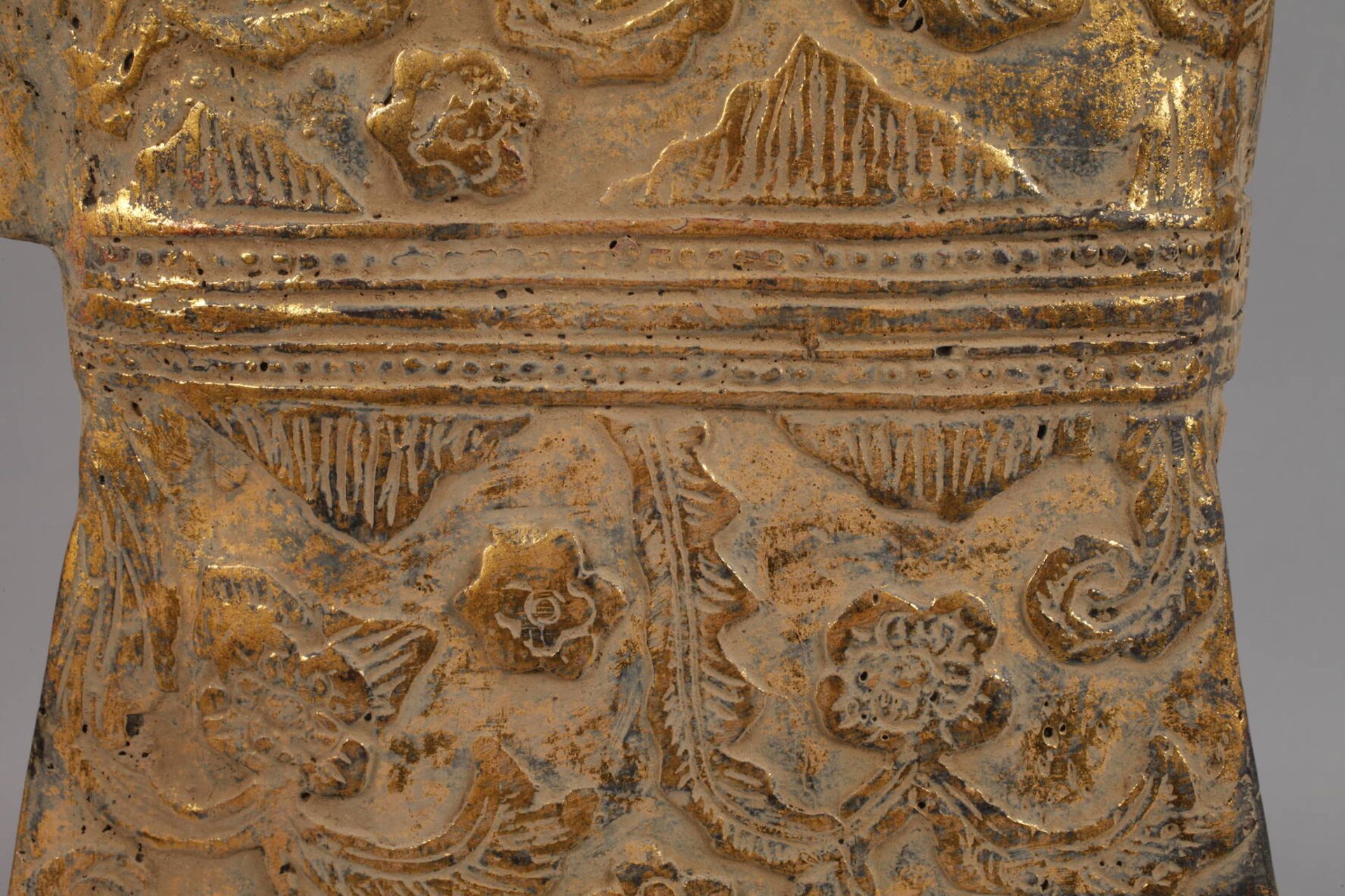 Großer stehender Buddha20. Jh., ungemarkt, Bronze dunkel patiniert und vergoldet, auf - Bild 8 aus 9