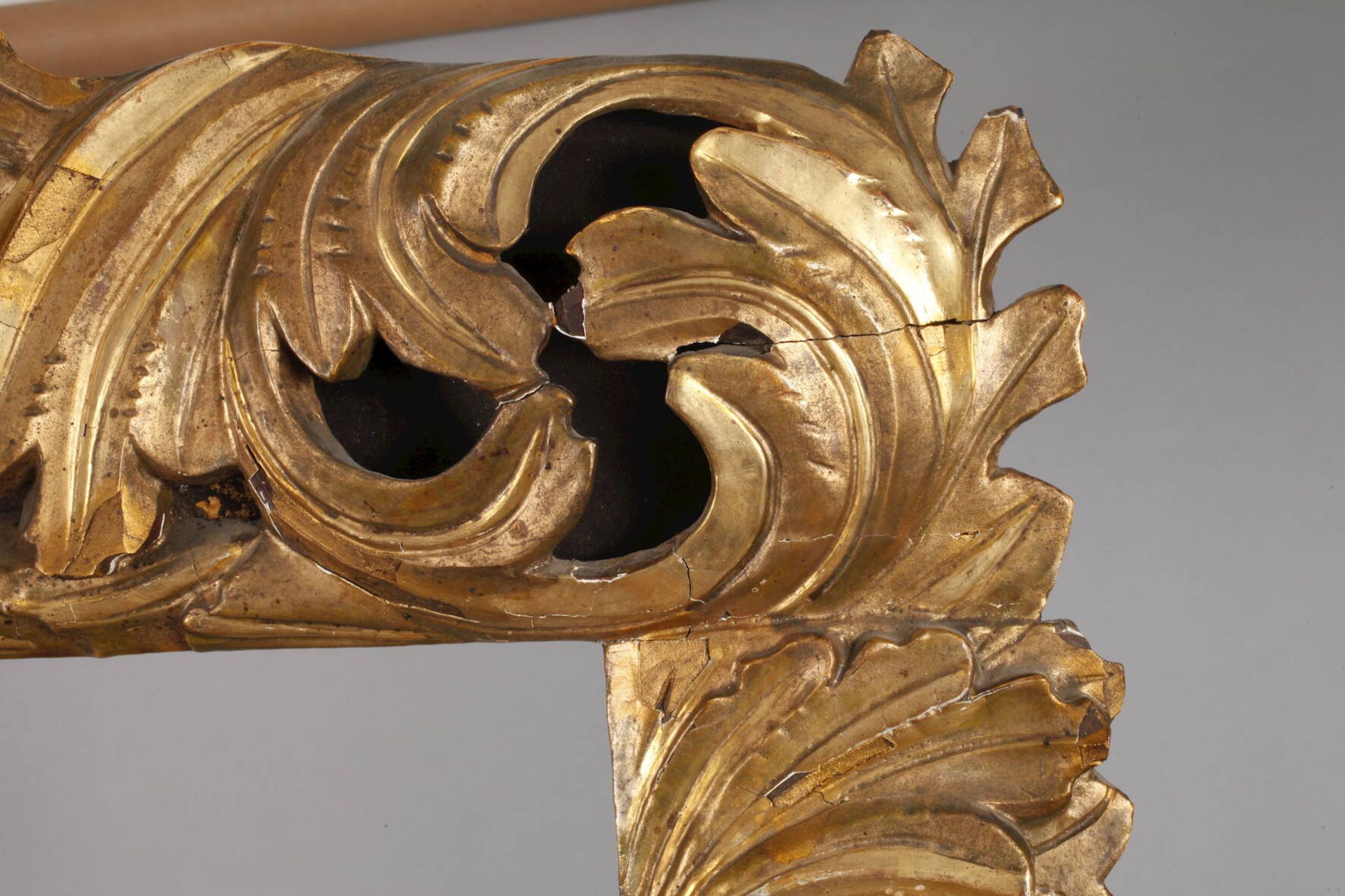 Qualitätsvoller Florentiner Rahmen19. Jh., aufwendig geschnitzt, hohl gearbeitet, blattvergoldet, - Bild 3 aus 5