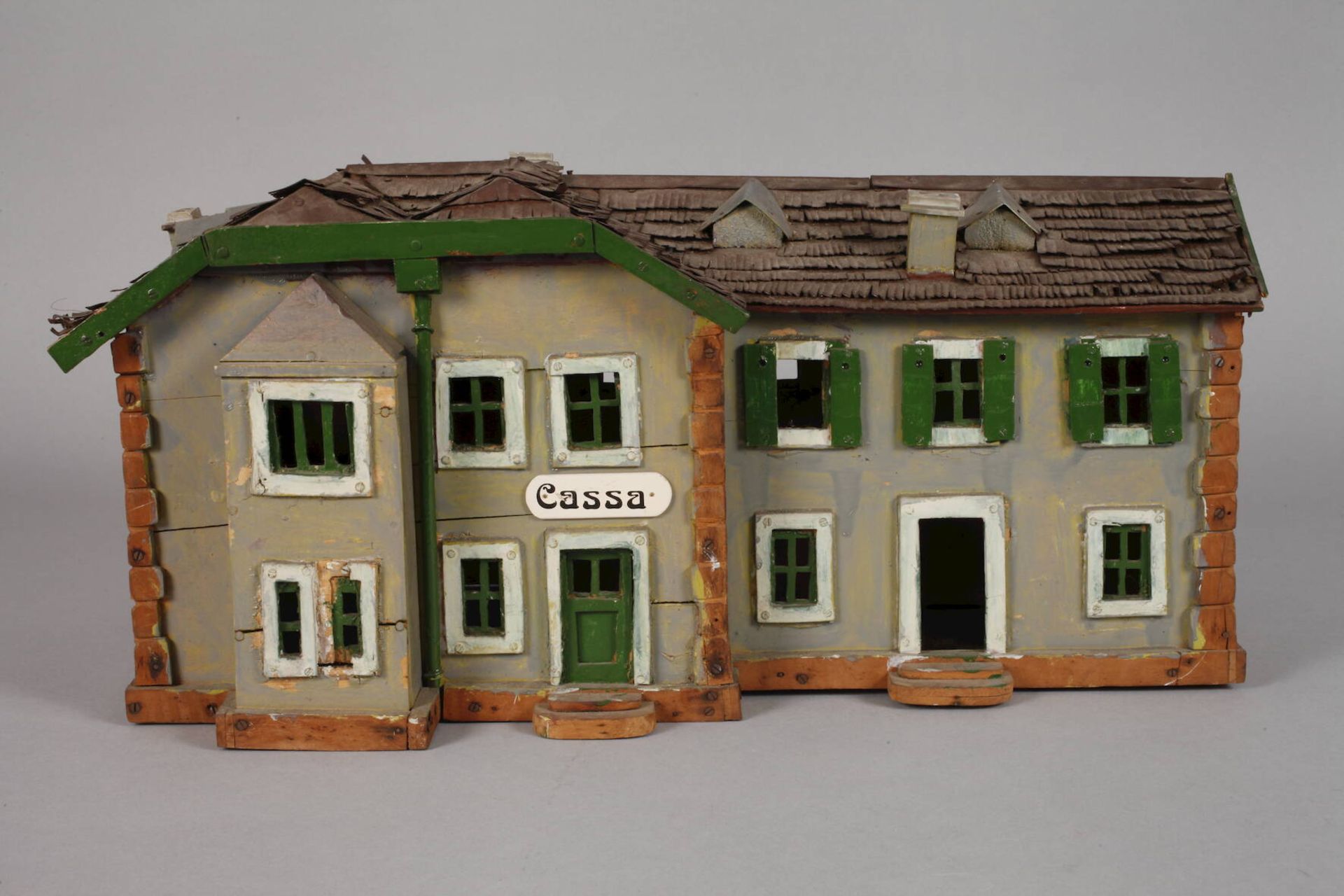 Modellbahnhof um 1900, ungemarkt, farbig gefasstes Holz und Blech, t-förmiger Gebäudekomplex mit - Image 2 of 6
