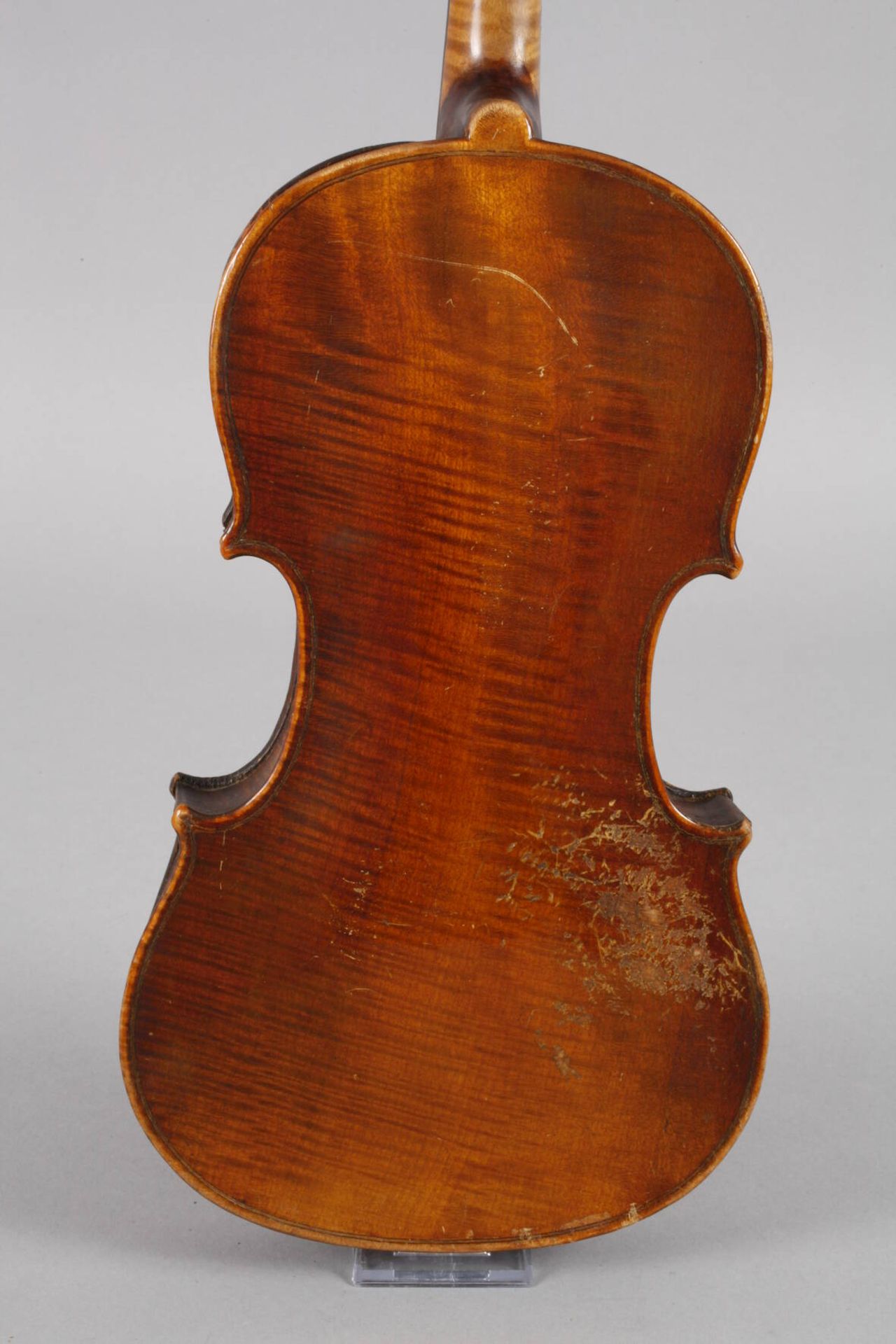 ViolineAnfang 20. Jh., ohne Zettel, ungeteilter, gleichmäßig geflammter Boden in braunem Lack, - Bild 3 aus 5