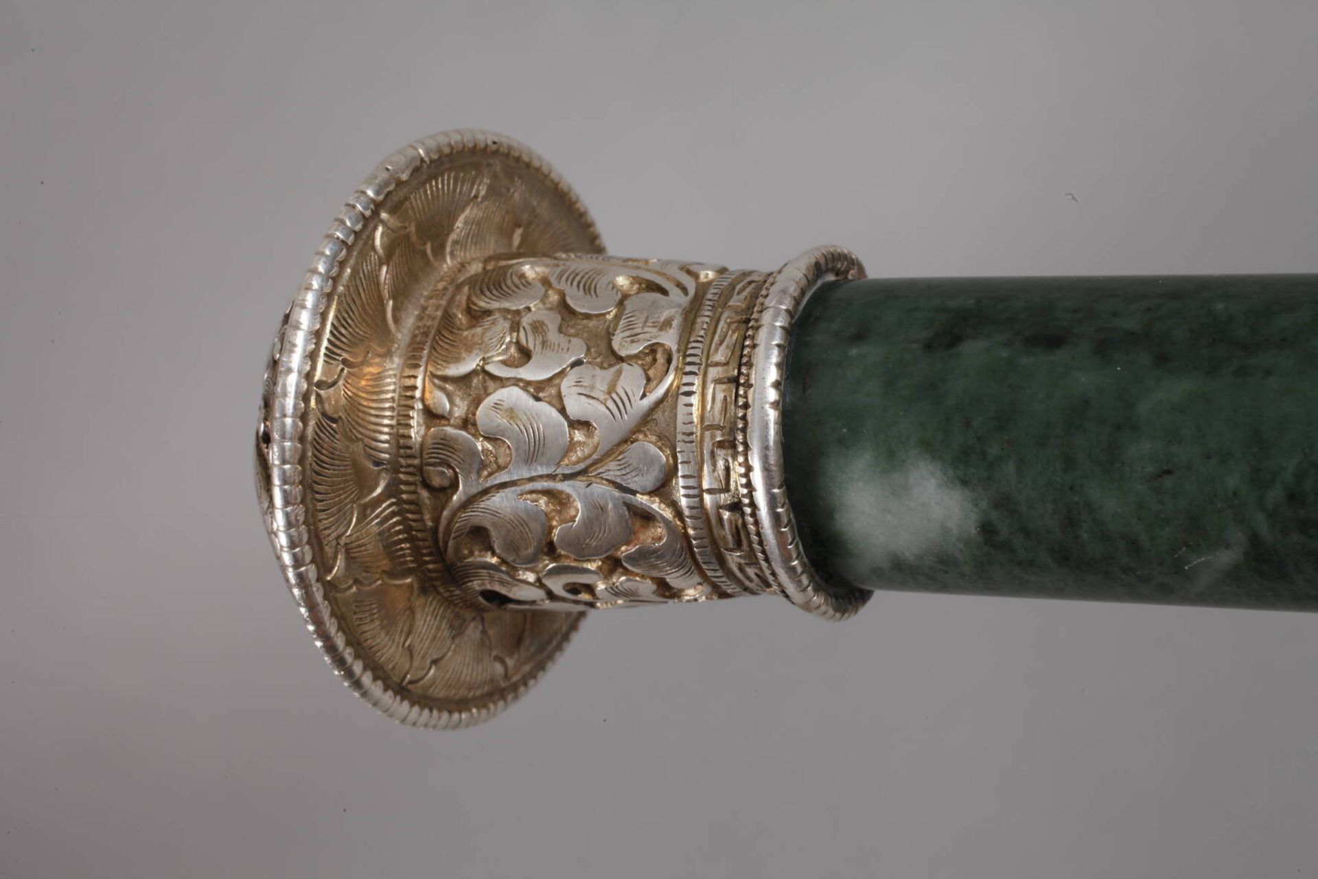 Systemstockum 1900, hohes schraubbares Griffstück aus grüner Jade mit Abschluss aus reliefiertem - Bild 5 aus 8