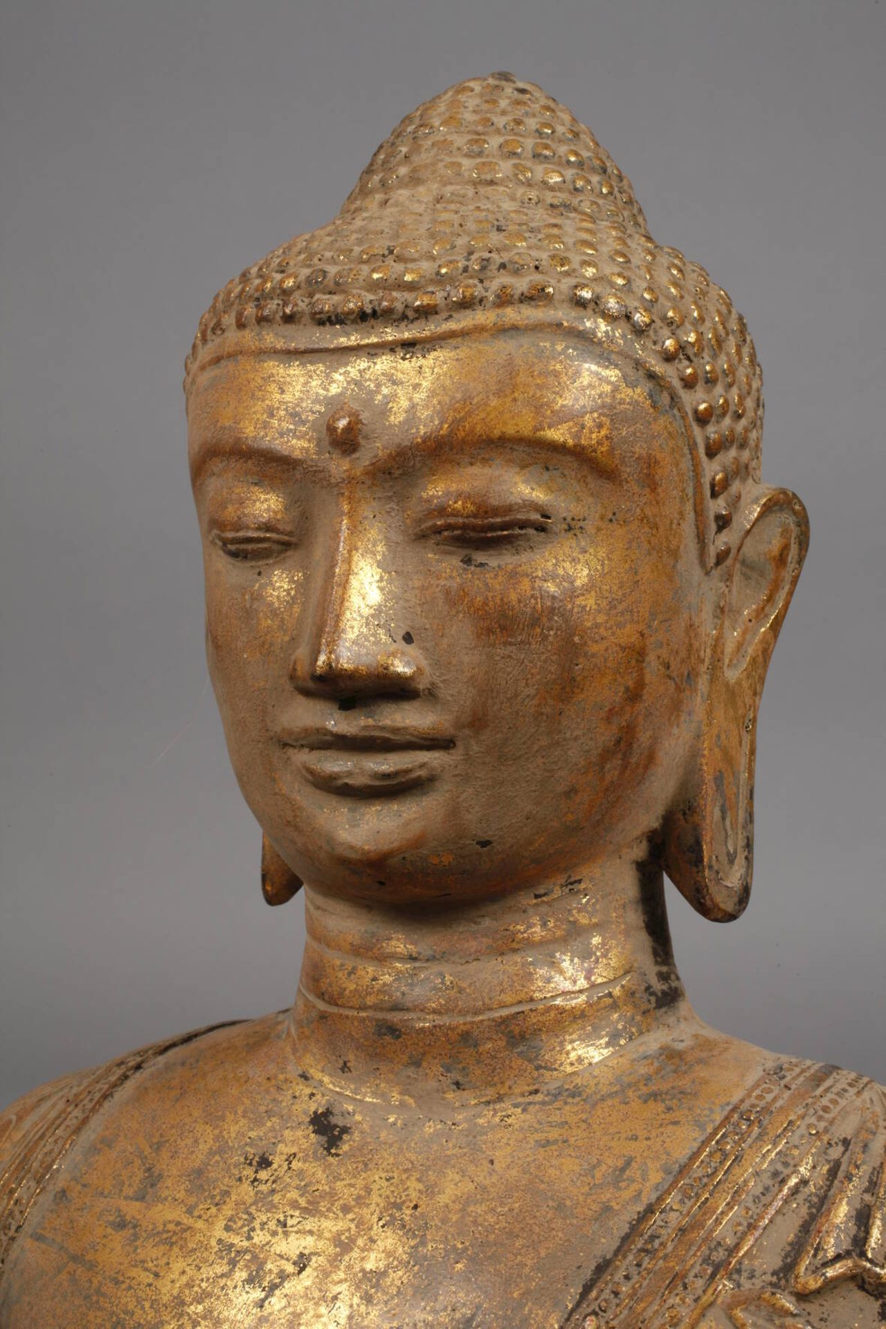 Großer stehender Buddha20. Jh., ungemarkt, Bronze dunkel patiniert und vergoldet, auf - Bild 5 aus 9