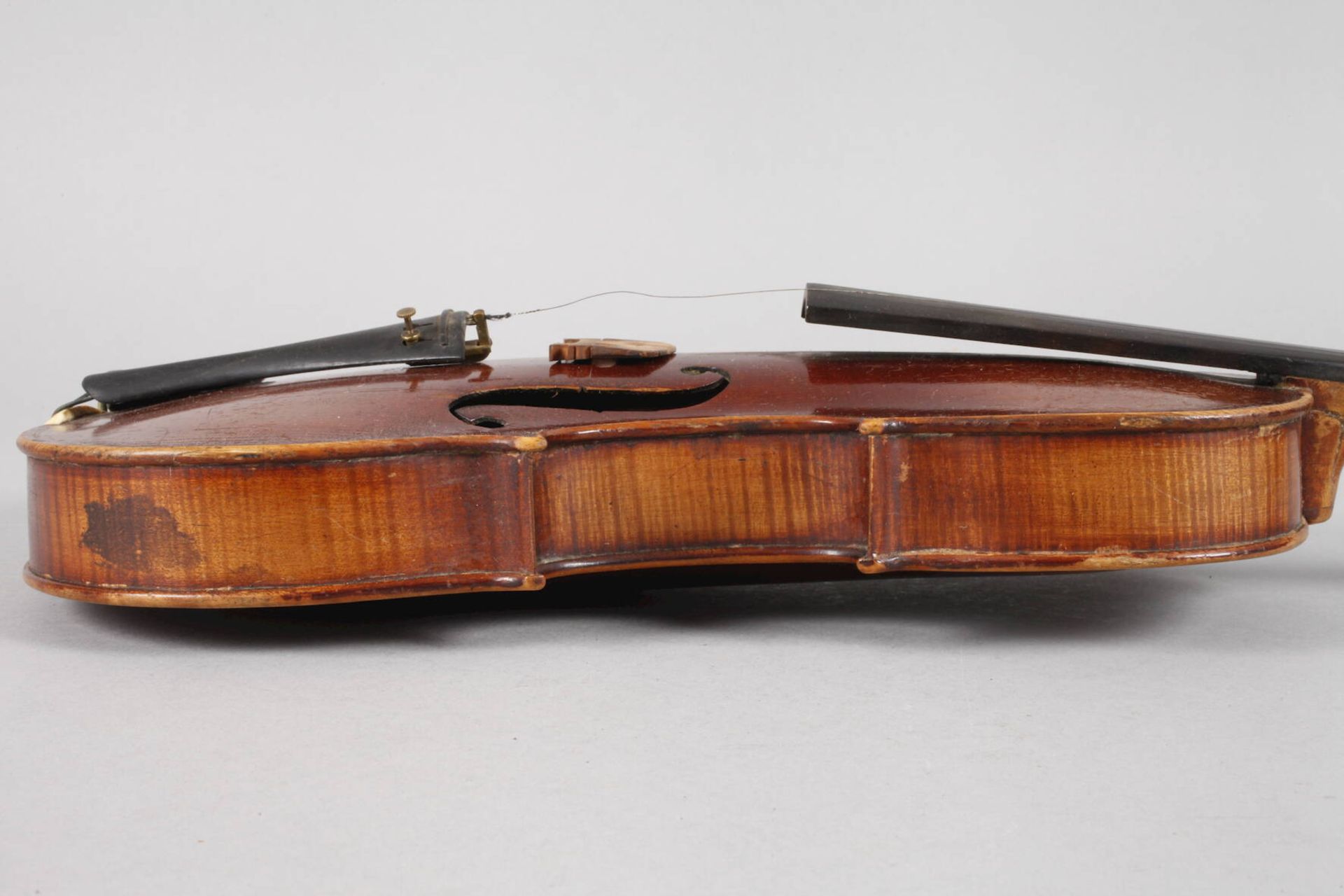 ViolineAnfang 20. Jh., ohne Zettel, geteilter, gleichmäßig geflammter Boden in rotbraunem Lack, - Bild 5 aus 5