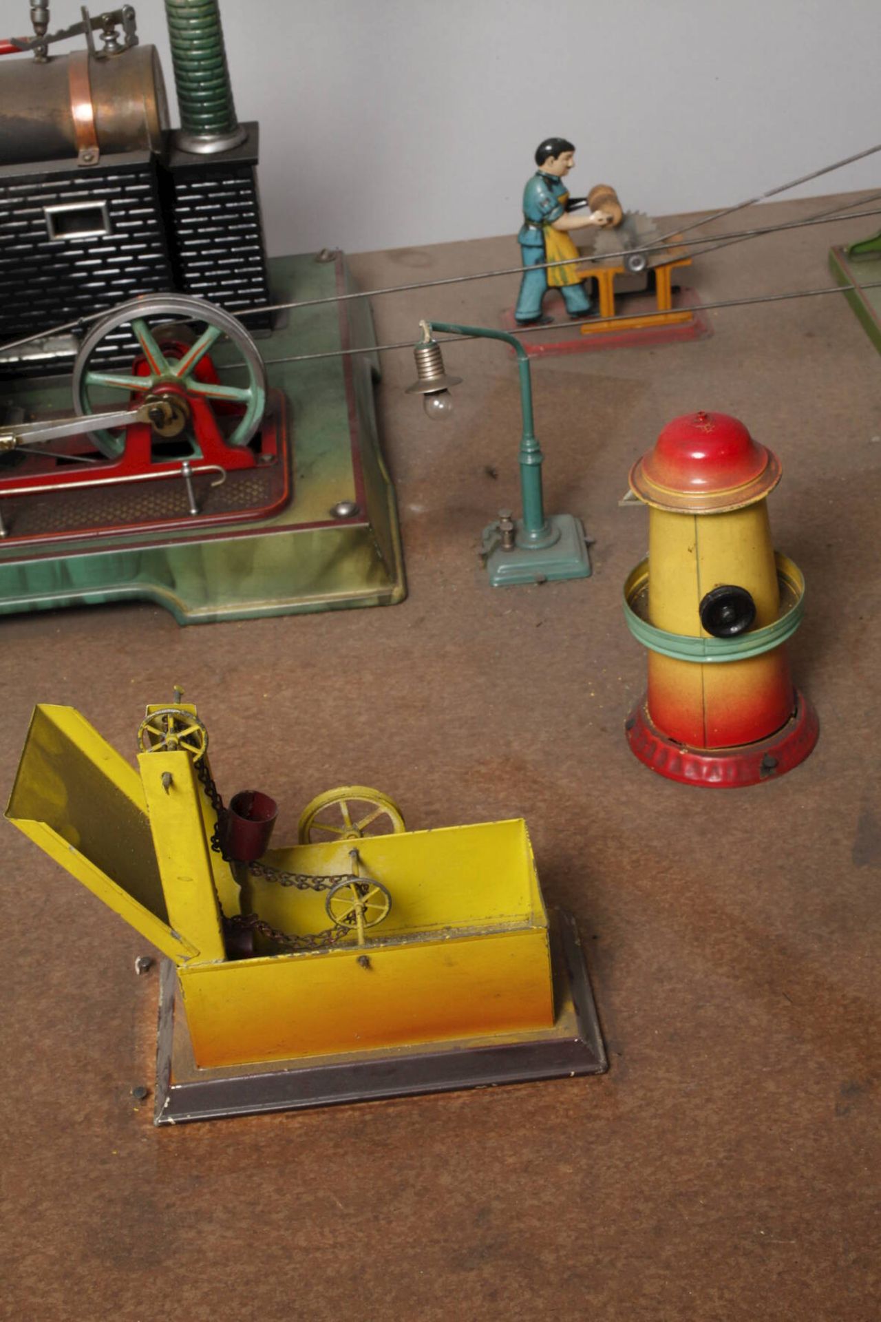 Märklin Dampfmaschine mit Zubehör1930er Jahre, teils gemarkt, Guss und Blech farbig gefasst bzw. - Image 3 of 4