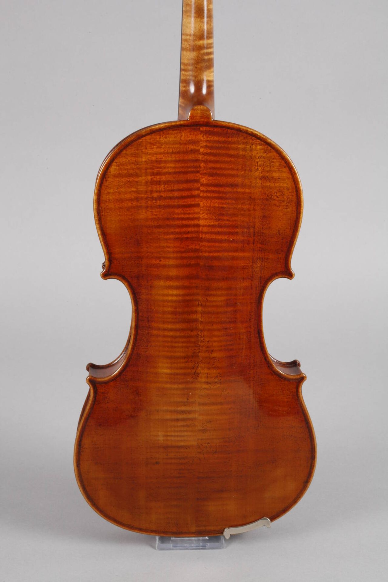 Violine1930er Jahre, ohne Klebezettel, geteilter, gleichmäßig geflammter Boden im gelblichen Lack, - Bild 3 aus 6