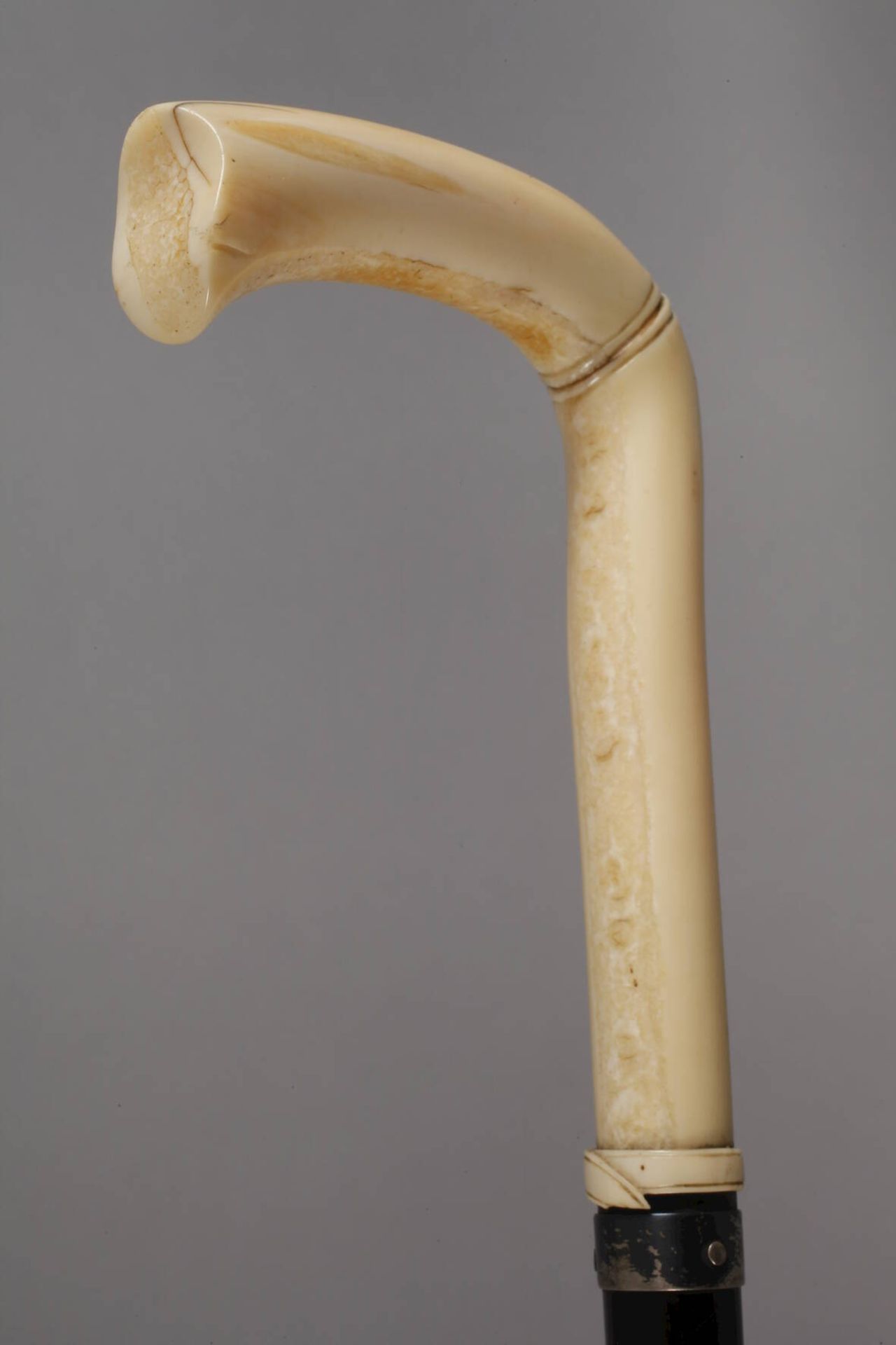 Spazierstock Elfenbeinum 1890, zweiteilig gefertigtes, abgekantetes Griffstück aus Elfenbein, mit - Bild 3 aus 5