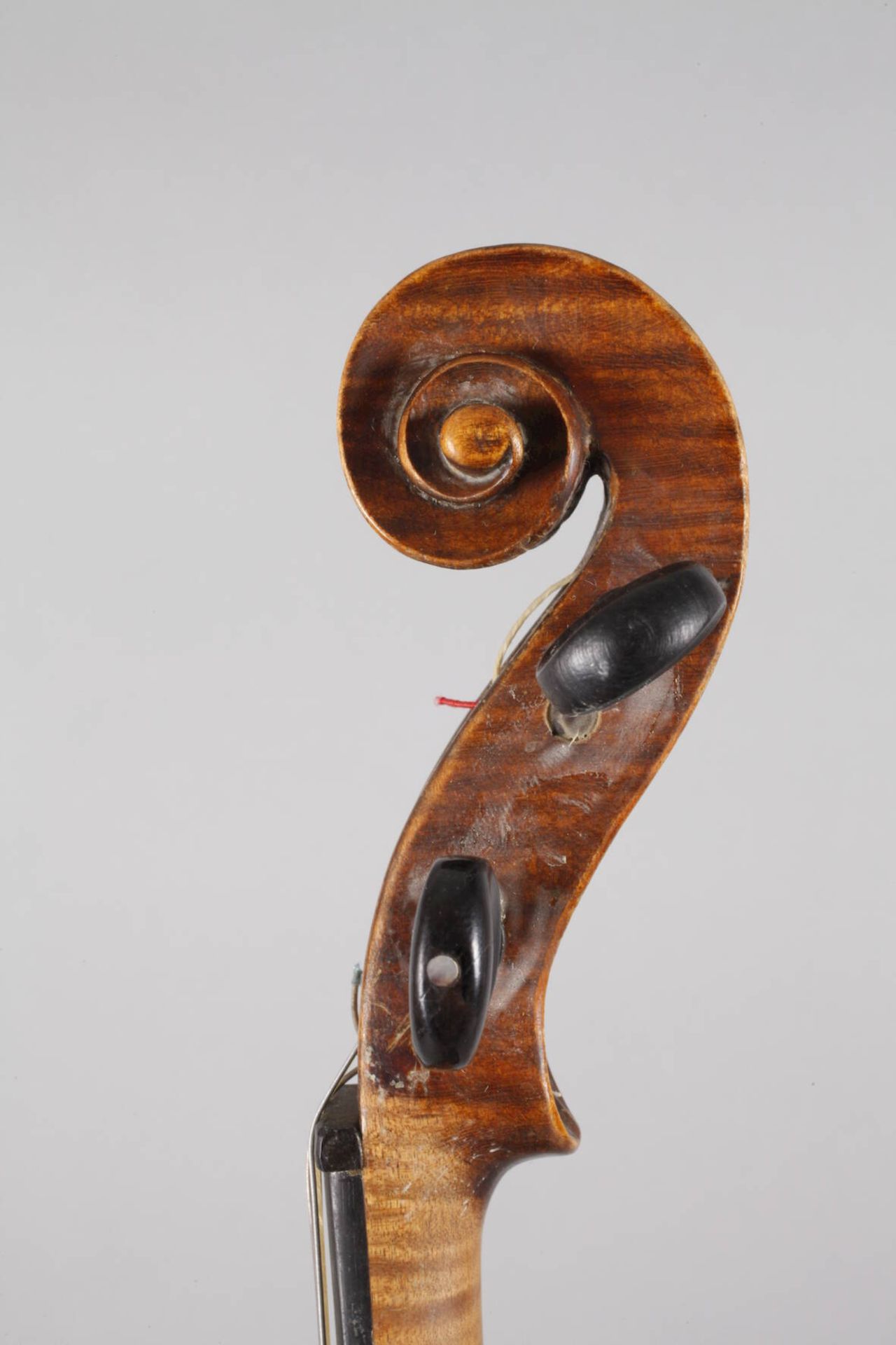 ViolineAnfang 20. Jh., ohne Zettel, ungeteilter, gleichmäßig geflammter Boden in braunem Lack, - Bild 4 aus 5