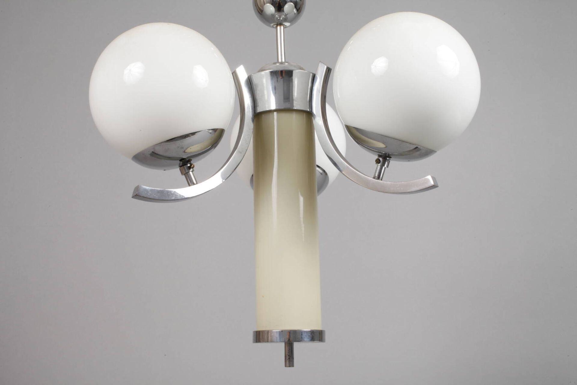 Drei Deckenlampen Art déco1920er Jahre, verchromte Metallgestänge mit jeweils drei kurzen, c- - Bild 6 aus 8