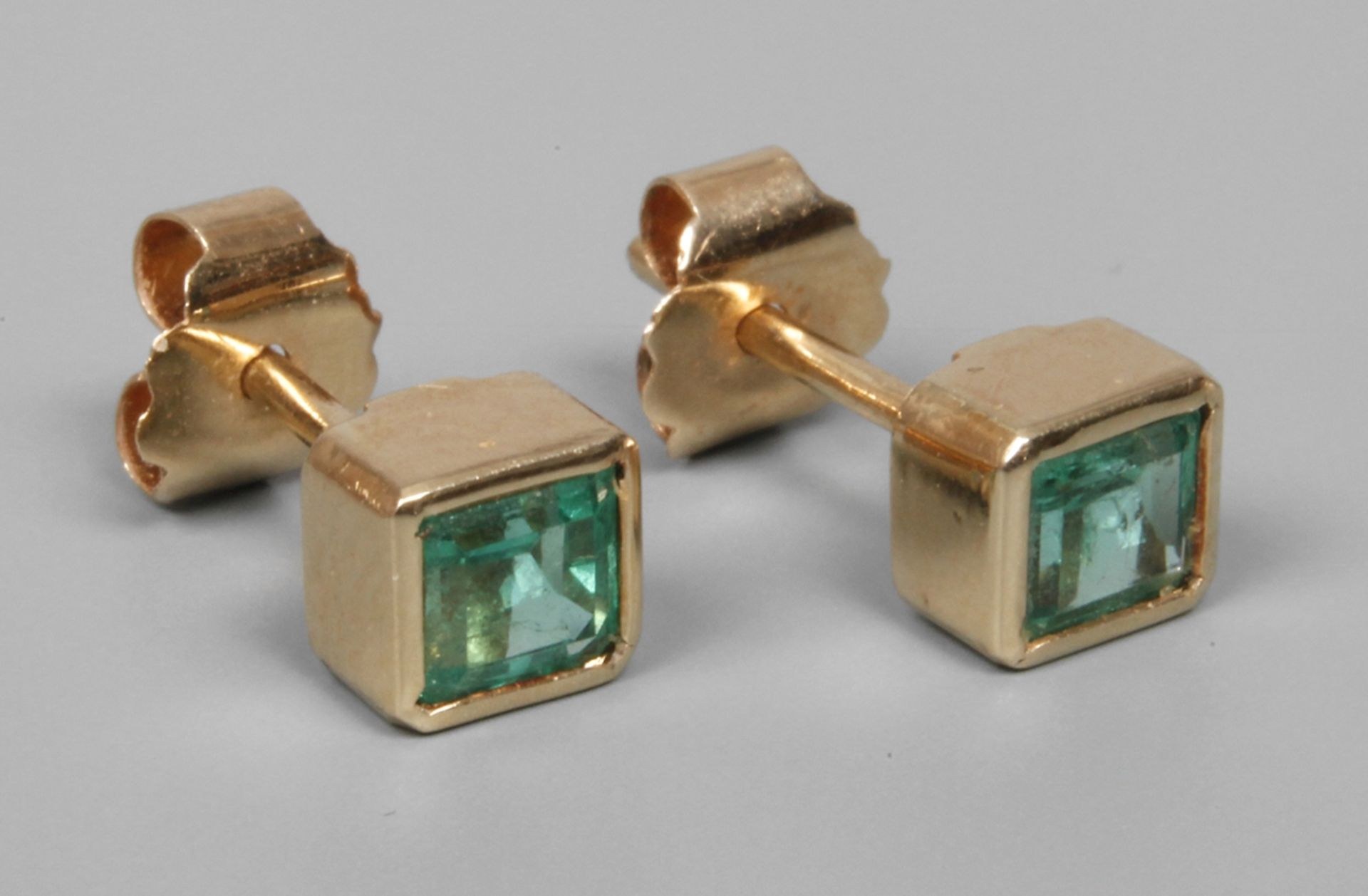 Paar Ohrringe mit Smaragdenum 2000, Gelbgold geprüft 750/1000, jeweils besetzt mit rechteckig