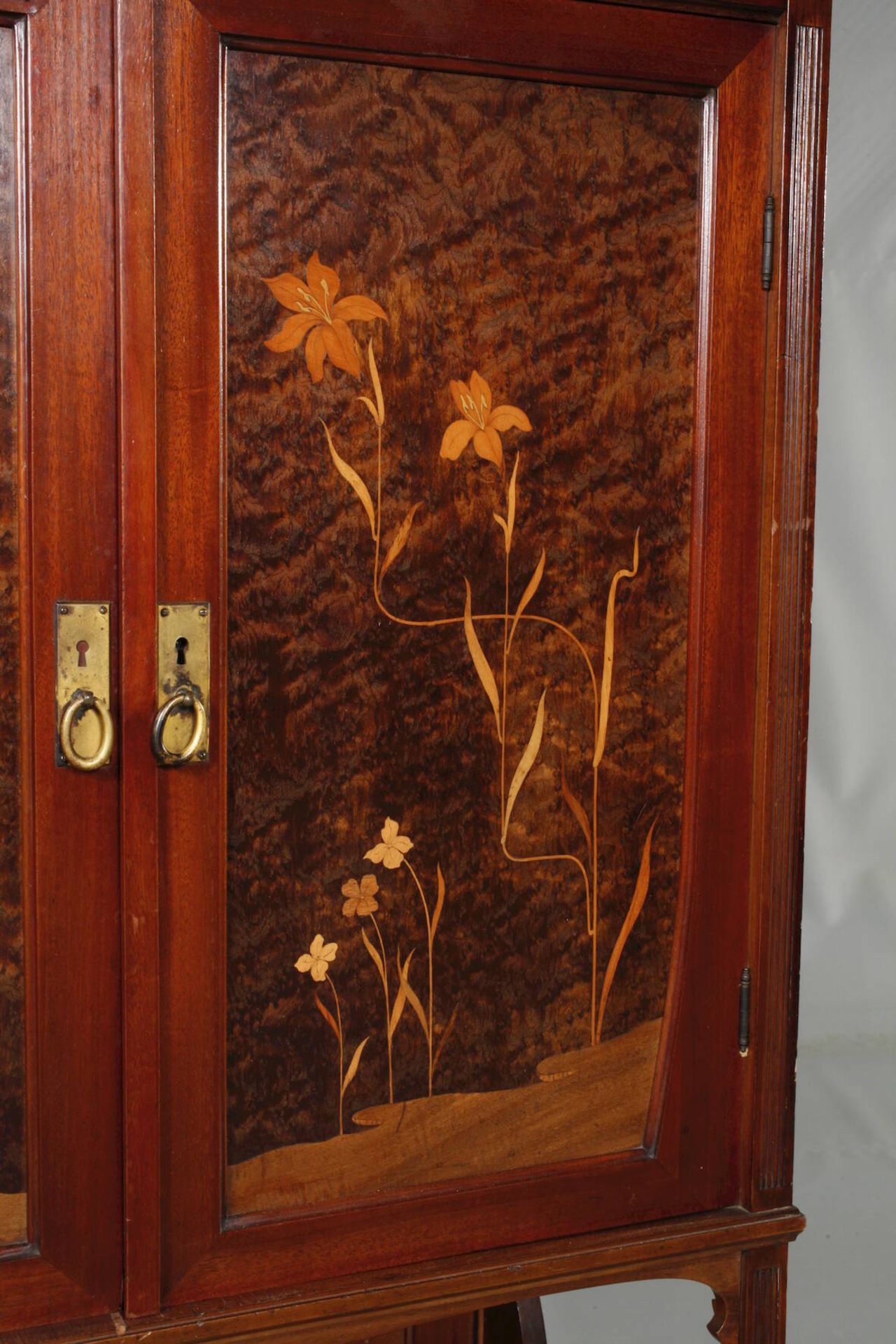 Vertiko Jugendstildeutsch, um 1900, Mahagoni massiv und teilweise furniert, die Türen in dunkel - Bild 3 aus 4