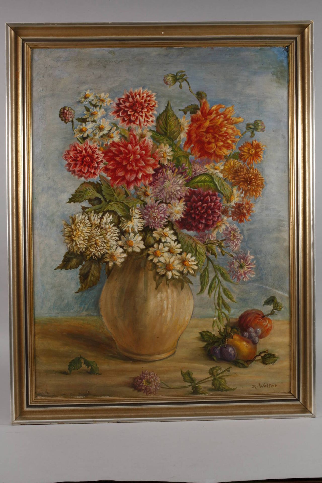 Karl Walter, Sommerblumen und Früchteneben einer Vase mit prächtigem Sommerblumenstrauß liegende - Bild 2 aus 4