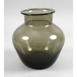 Vase Wilhelm Wagenfeld Entwurf 1937 für VLG Weißwasser, grünliches massives Glas, ausgekugelter