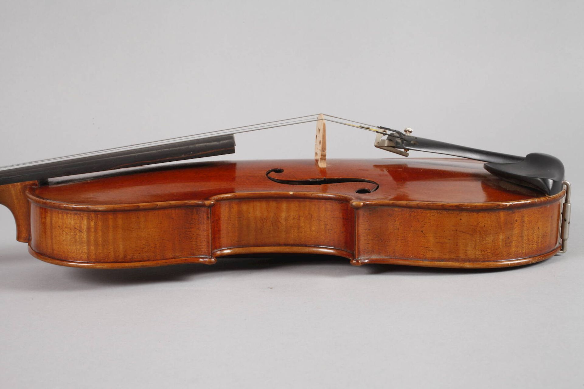 Violine1930er Jahre, ohne Klebezettel, geteilter, gleichmäßig geflammter Boden im gelblichen Lack, - Bild 5 aus 6