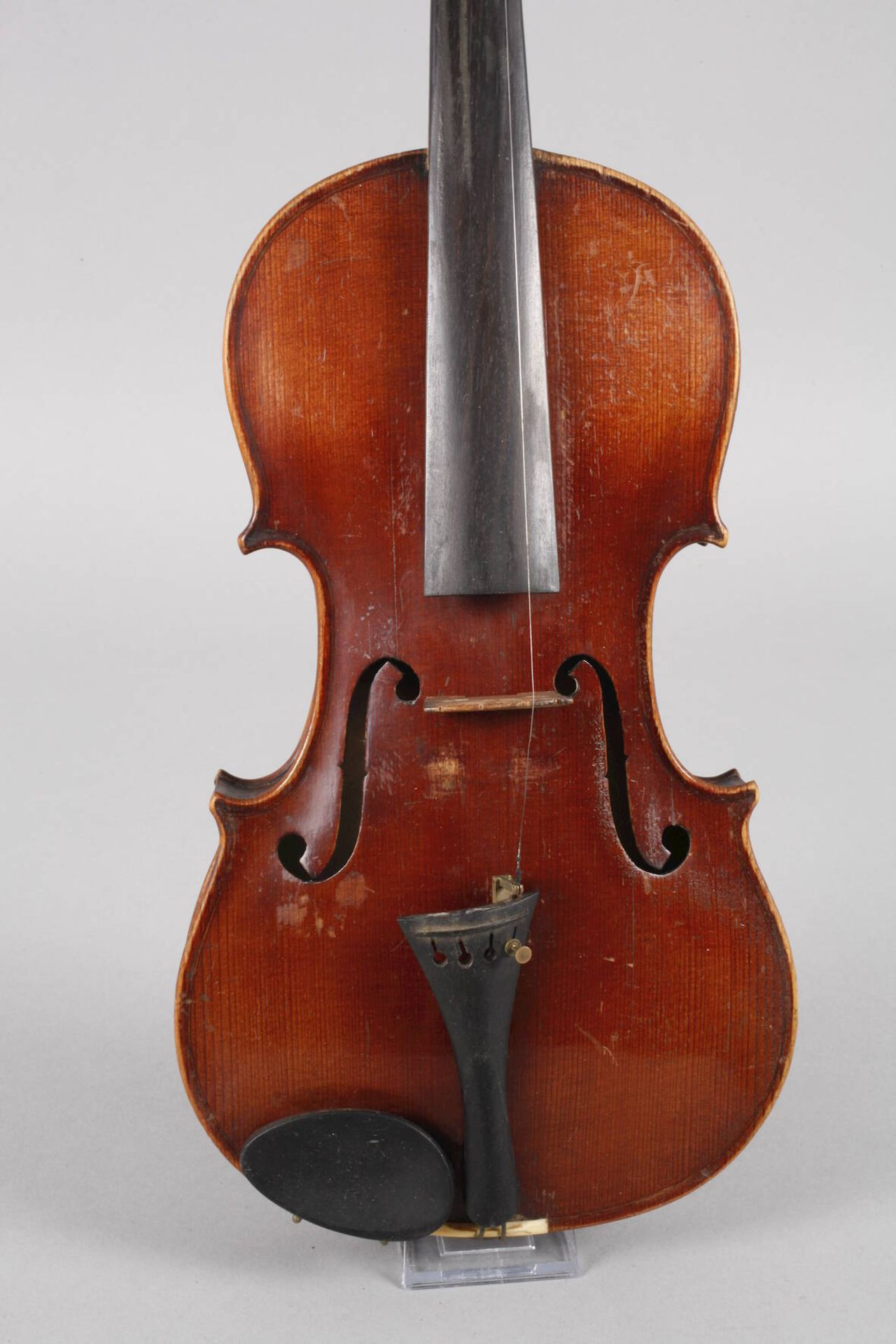 ViolineAnfang 20. Jh., ohne Zettel, geteilter, gleichmäßig geflammter Boden in rotbraunem Lack, - Bild 2 aus 5