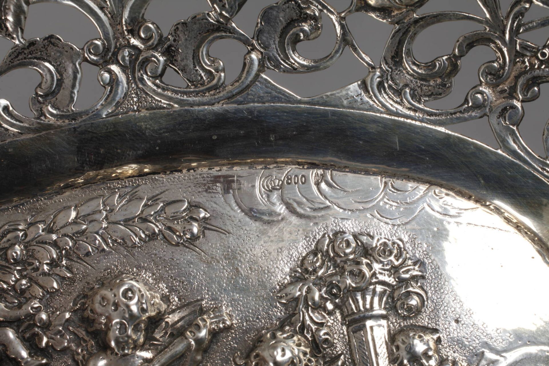 Silberschale mit musizierenden Putten20. Jh., gestempelt Halbmond, Krone, 800, ovale Form, Reste - Image 4 of 4