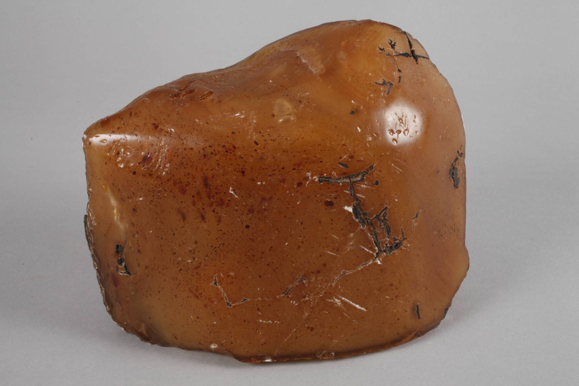 Übergroßer BernsteinAlter unbestimmt, Rohbernstein von außergewöhnlicher Größe, L 25 cm, G ca. - Bild 2 aus 5