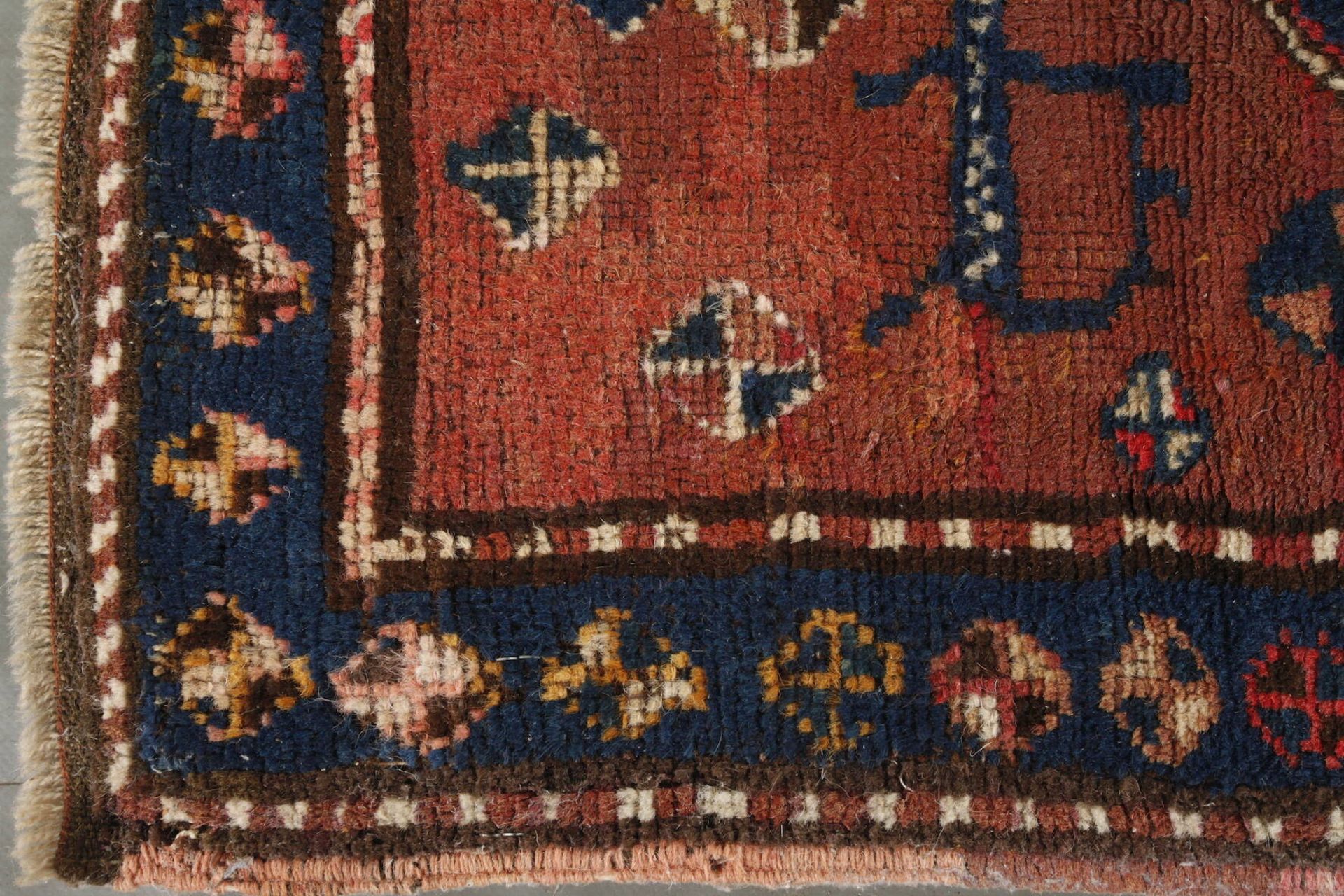 Teppich AnatolienMitte 20. Jh., kleiner Läufer in gedeckter Farbigkeit mit zwei zentralen - Bild 2 aus 3