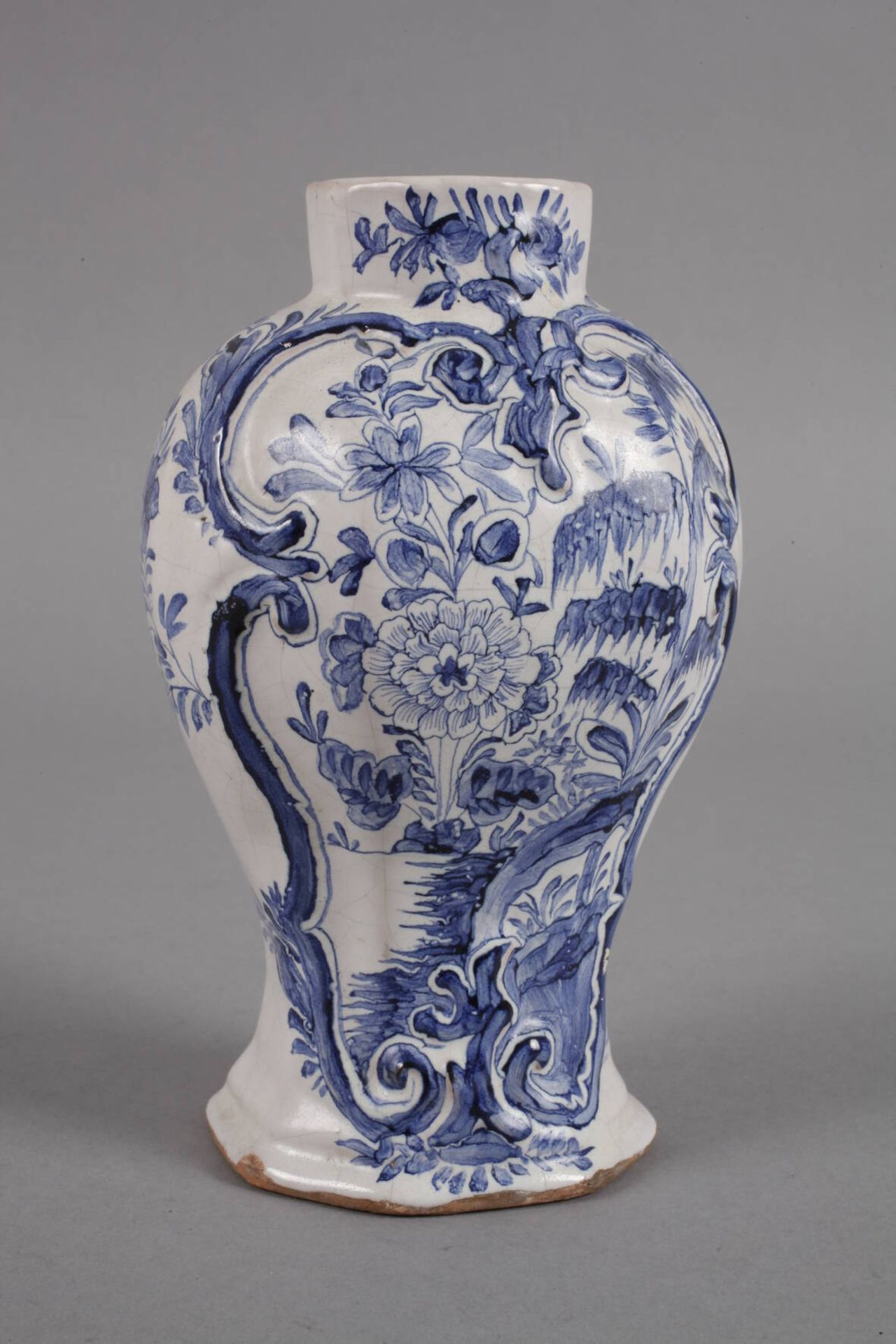 Fayencevase mit Blaumalereiwohl Delft, 19. Jh., weißliche Glasur auf rötlichem Scherben, reliefierte - Bild 2 aus 4