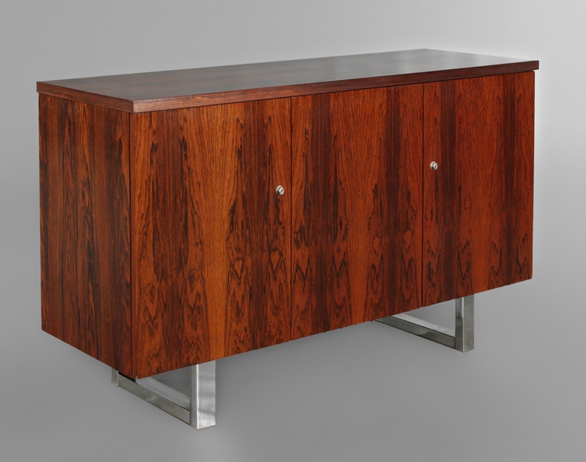 Kleines Sideboard Tropenholz furniert, die Beine aus verchromten Rechteckprofilen, 1970er Jahre,