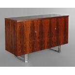 Kleines Sideboard Tropenholz furniert, die Beine aus verchromten Rechteckprofilen, 1970er Jahre,