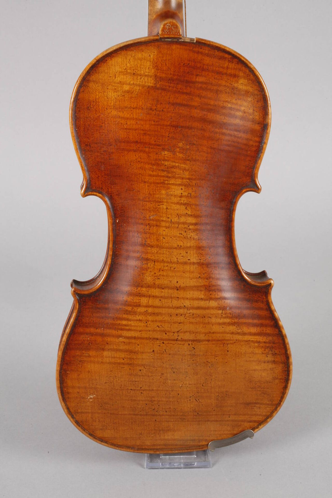 Violine im Etui1930er Jahre, ohne Klebezettel, rückseitig mit geritzten Initialen PSch, ungeteilter, - Bild 3 aus 6