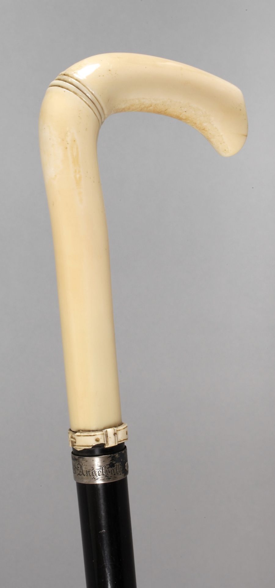 Spazierstock Elfenbeinum 1890, zweiteilig gefertigtes, abgekantetes Griffstück aus Elfenbein, mit