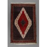 Teppich Iran2. Hälfte 20. Jh., rotes rautenförmiges Mittelfeld mit zentralem Medaillon,