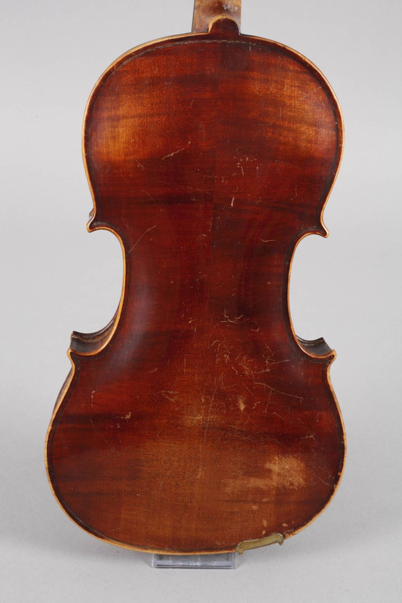 ViolineAnfang 20. Jh., ohne Zettel, geteilter, gleichmäßig geflammter Boden in rotbraunem Lack, - Bild 3 aus 5