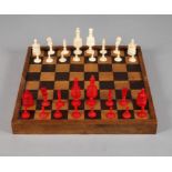 Schachspiel Bein19. Jh., mehrteilig gearbeitet und montiert, teils gedrechselt und farbig gefasst,