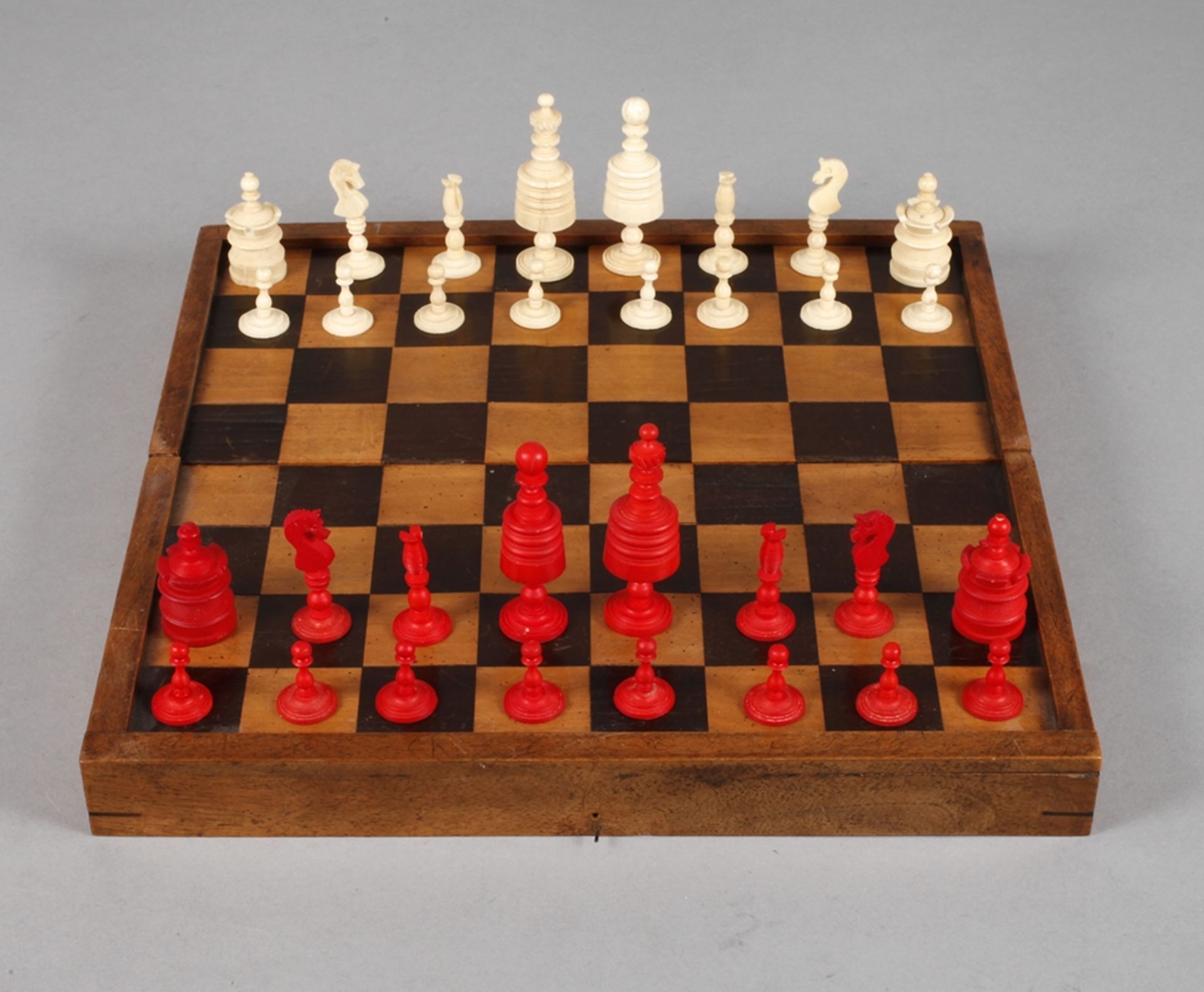 Schachspiel Bein19. Jh., mehrteilig gearbeitet und montiert, teils gedrechselt und farbig gefasst,