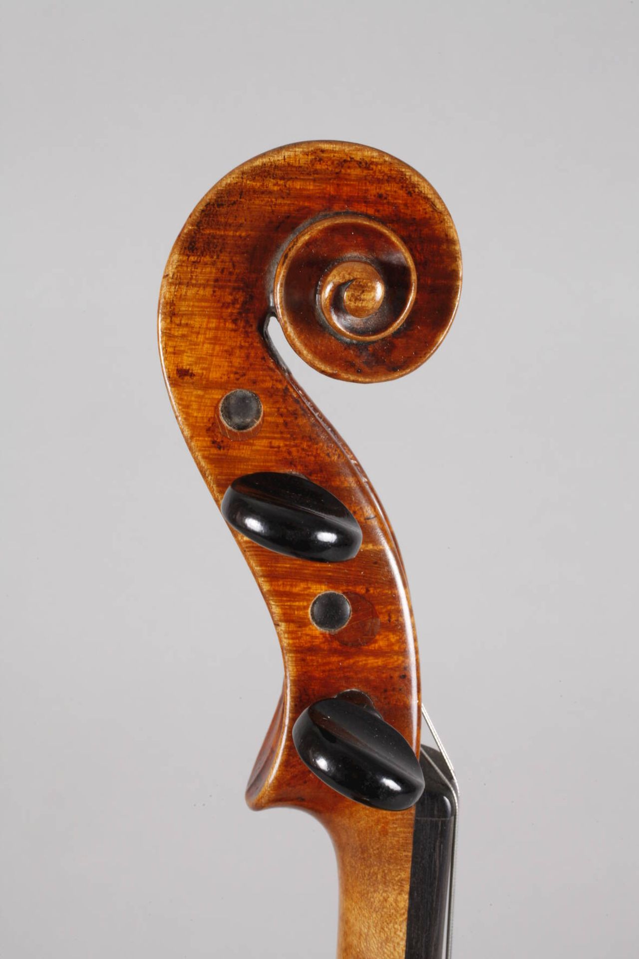 Violine1930er Jahre, ohne Klebezettel, geteilter, gleichmäßig geflammter Boden im gelblichen Lack, - Bild 4 aus 6
