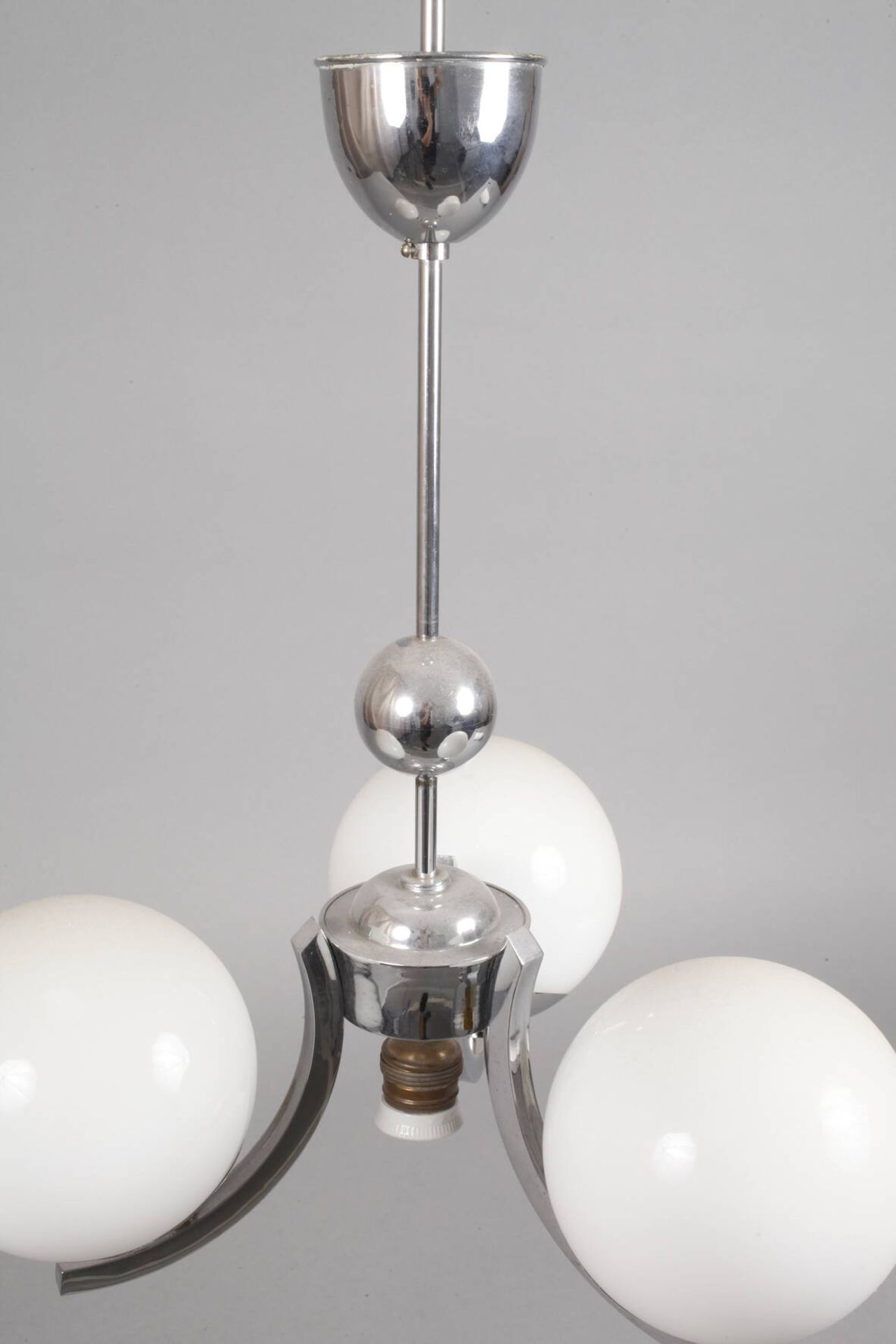 Drei Deckenlampen Art déco1920er Jahre, verchromte Metallgestänge mit jeweils drei kurzen, c- - Bild 3 aus 8