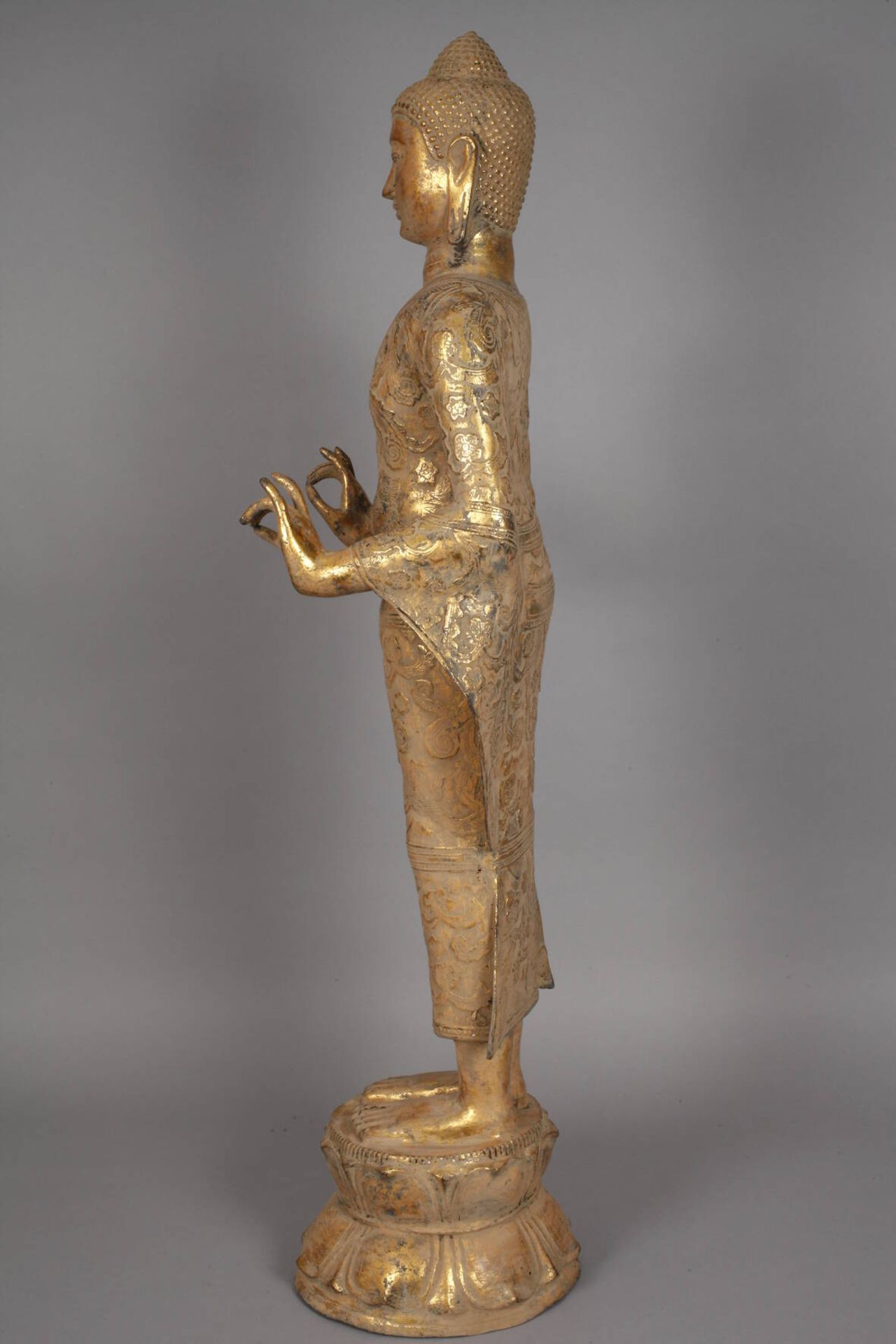 Großer stehender Buddha20. Jh., ungemarkt, Bronze dunkel patiniert und vergoldet, auf - Bild 6 aus 9