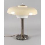 Tischlampeum 1950, ungemarkt, Rundfuß aus marmoriertem Kunstguss, massiver Leuchterarm aus