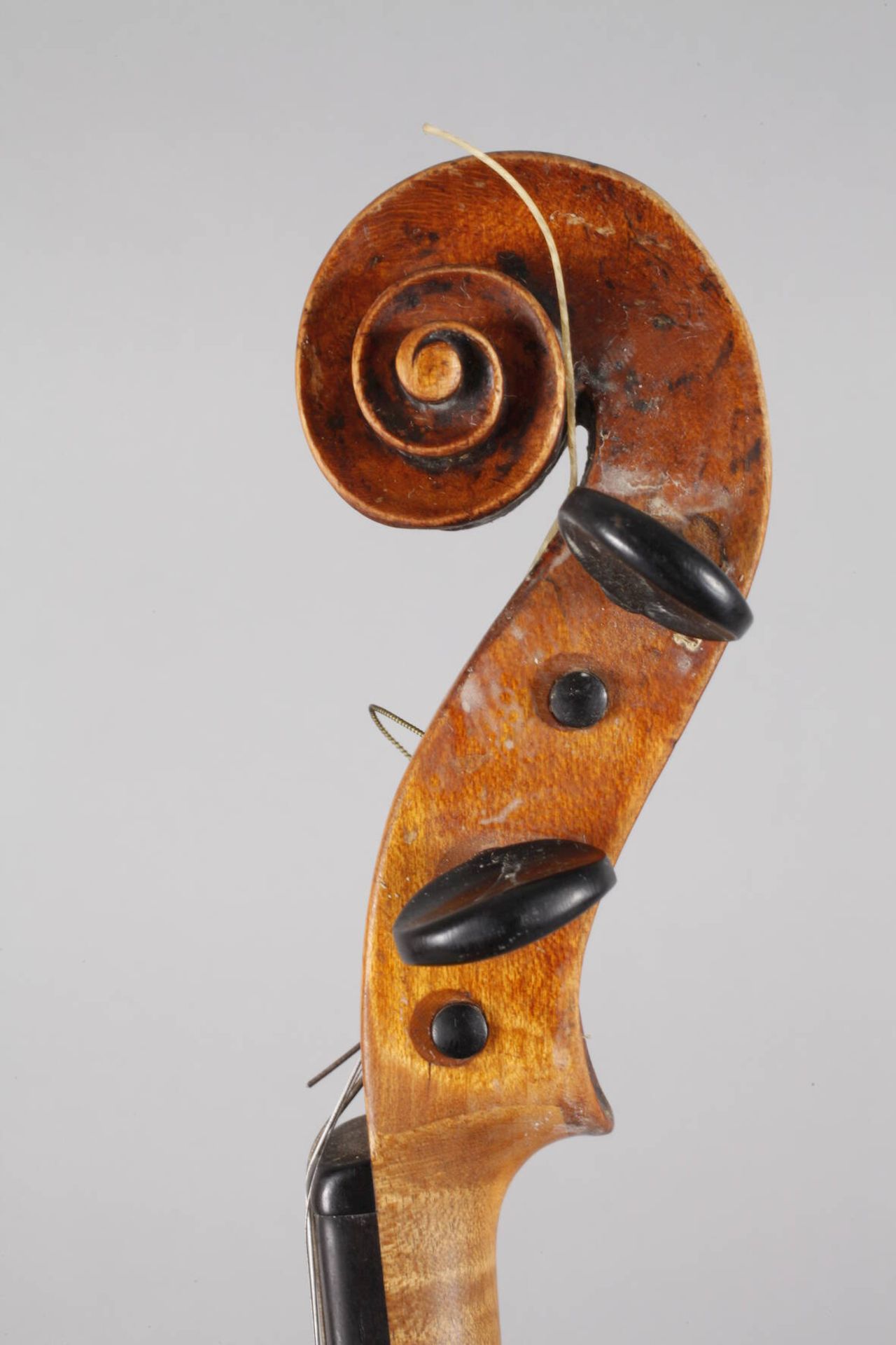 Violine19. Jh., ohne Zettel, ungeteilter, ungeflammter Boden in cognacfarbenem Lack, dreiteilige - Bild 4 aus 5